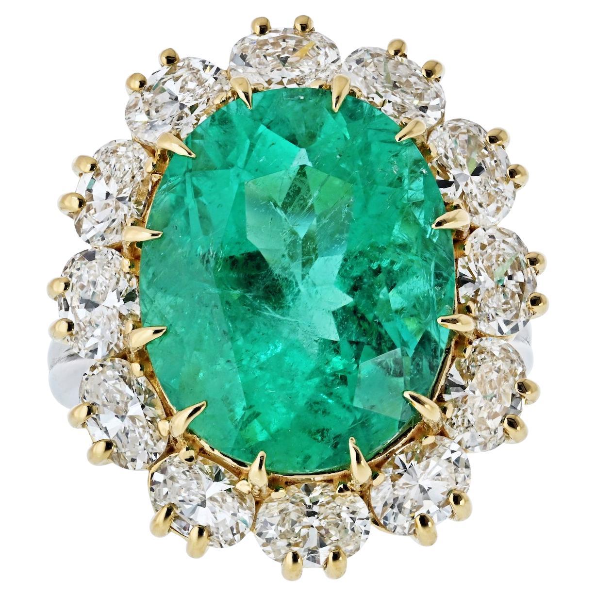 12,03 Karat Grüner Smaragd Oval Schliff Halo Set Cocktail Ring im Angebot