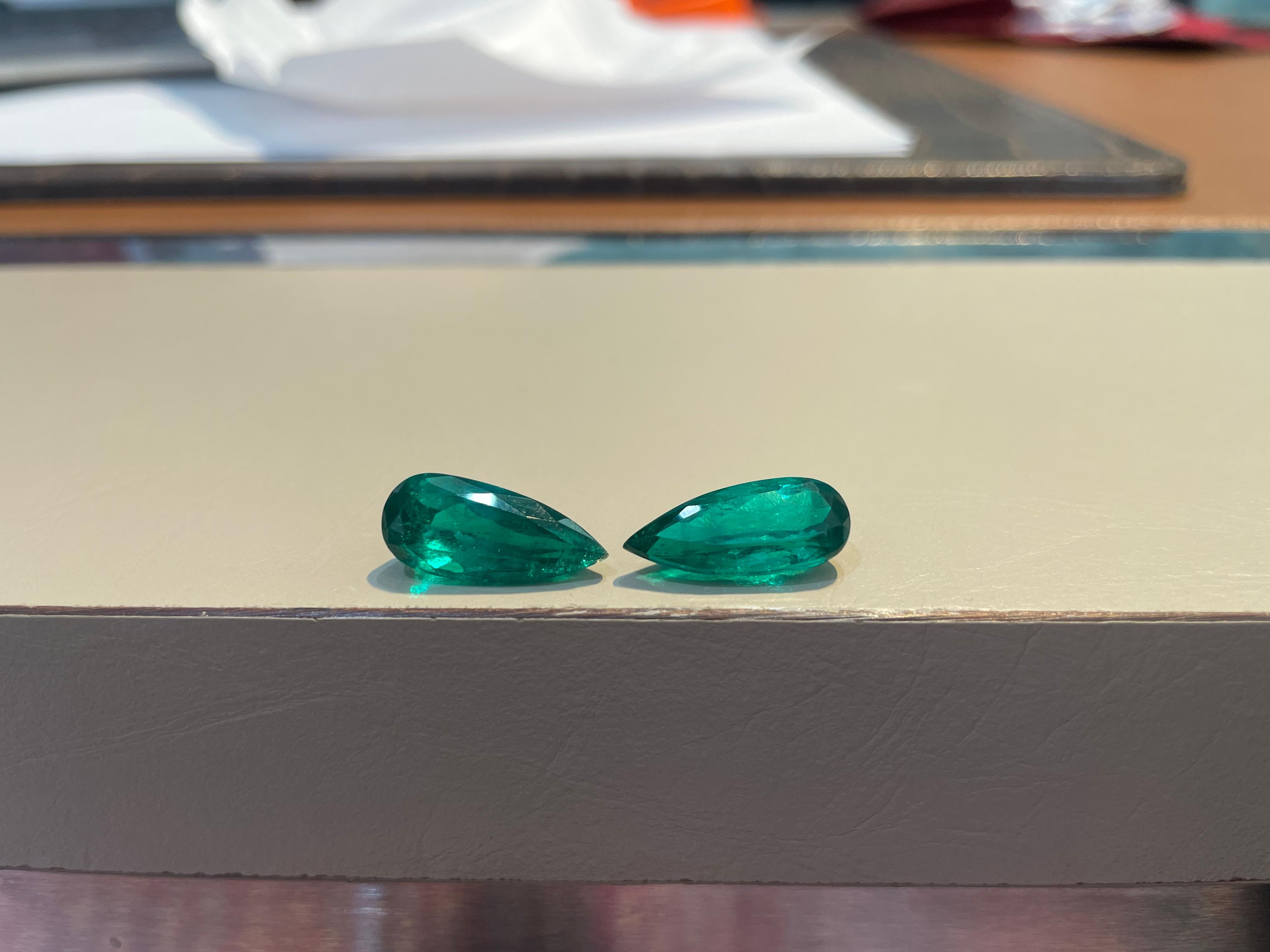 Questo splendido smeraldo a forma di pera, del peso di 12,04 carati, mostra un'accattivante tonalità verde vivida minore, caratteristica delle rinomate miniere di Muzo. L'elegante forma a pera della gemma esalta la sua naturale brillantezza,