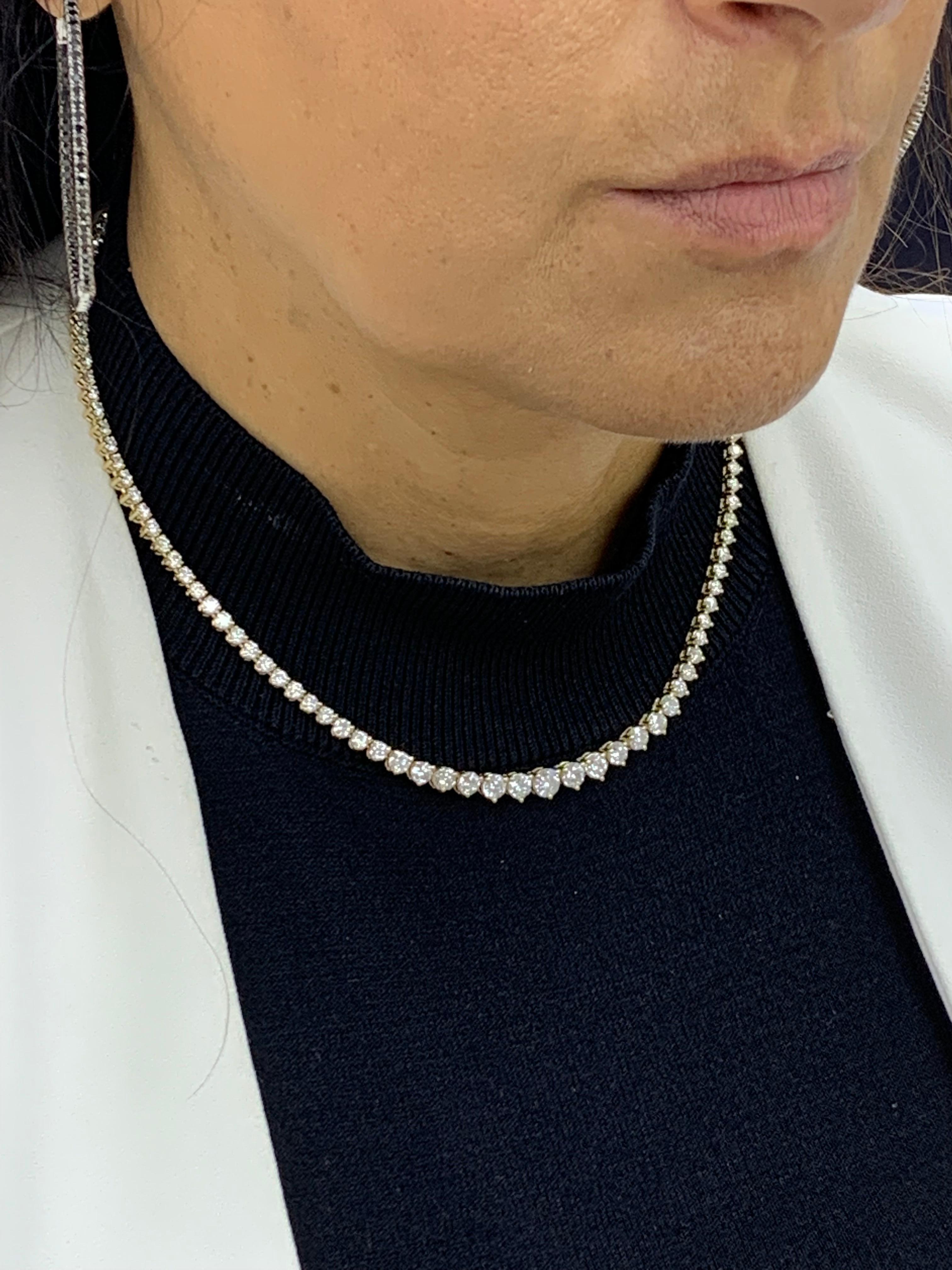 12,05 Karat abgestufter runder Diamant Riviere Tennis-Halskette aus 14K Gelbgold im Angebot 9