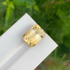 Pierre précieuse naturelle jaune non sertie de 12,05 carats en forme d'émeraude pour bijoux