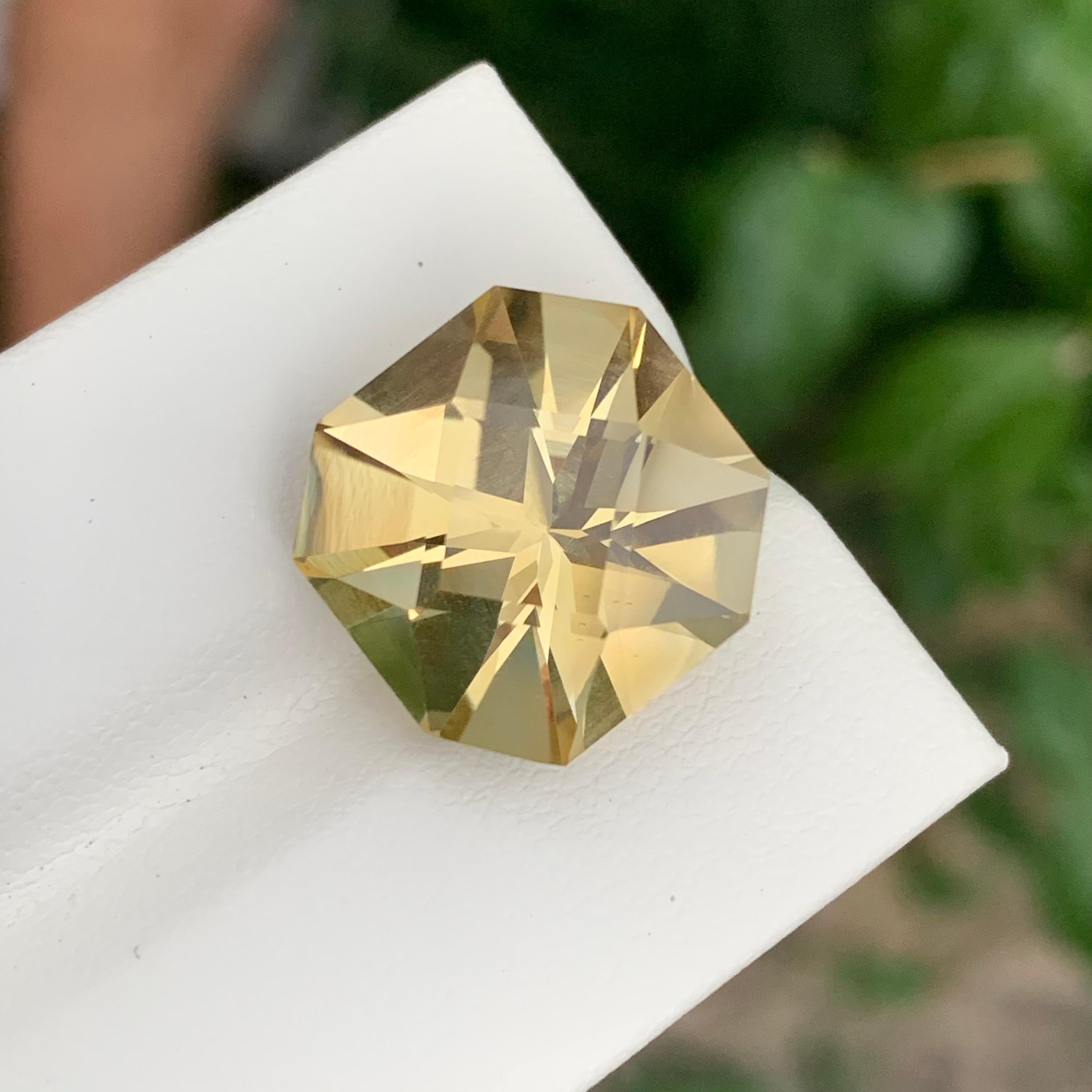 Taille carrée Pierre précieuse de forme carrée en citrine jaune naturelle non sertie de 12,05 carats en vente