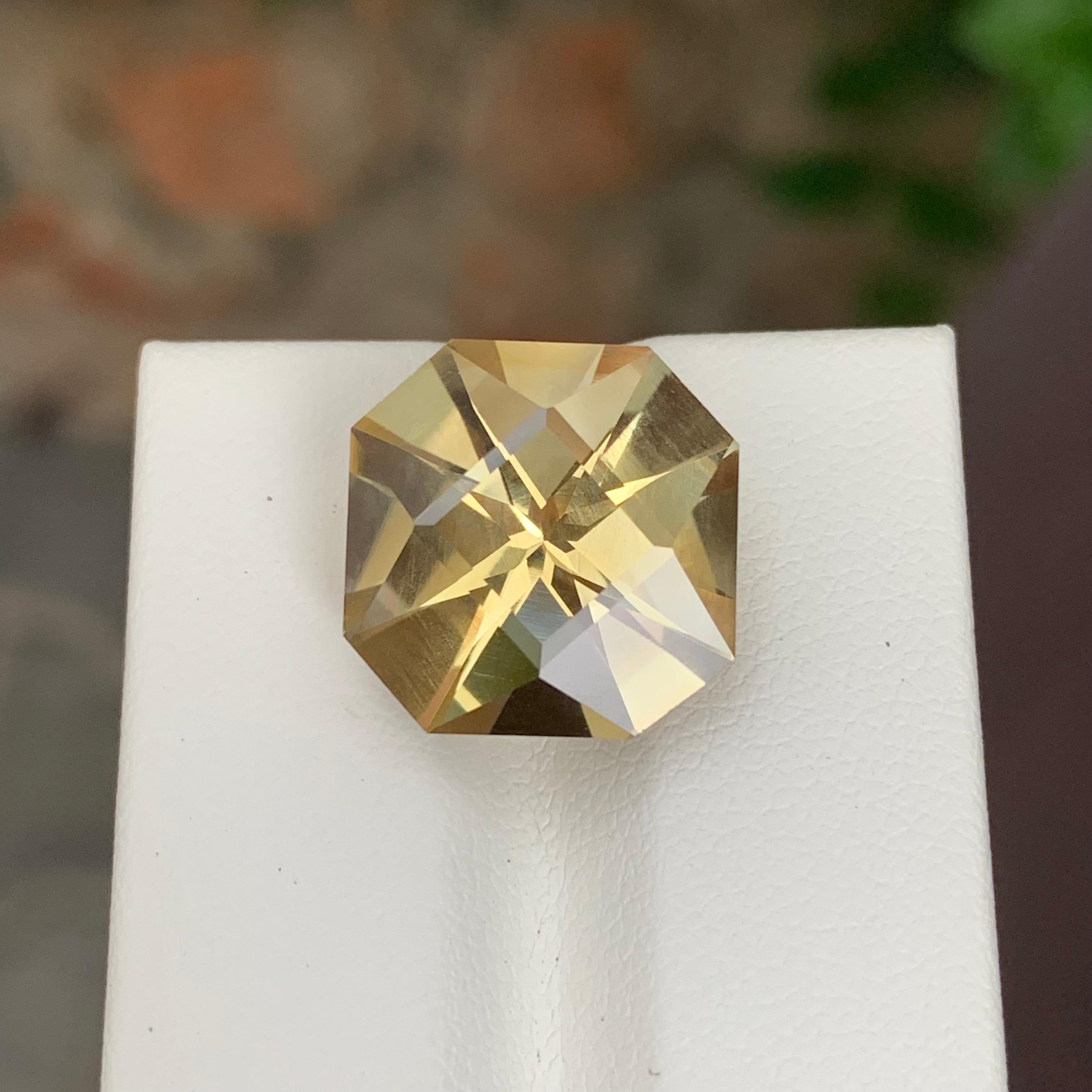 Pierre précieuse de forme carrée en citrine jaune naturelle non sertie de 12,05 carats Neuf - En vente à Peshawar, PK