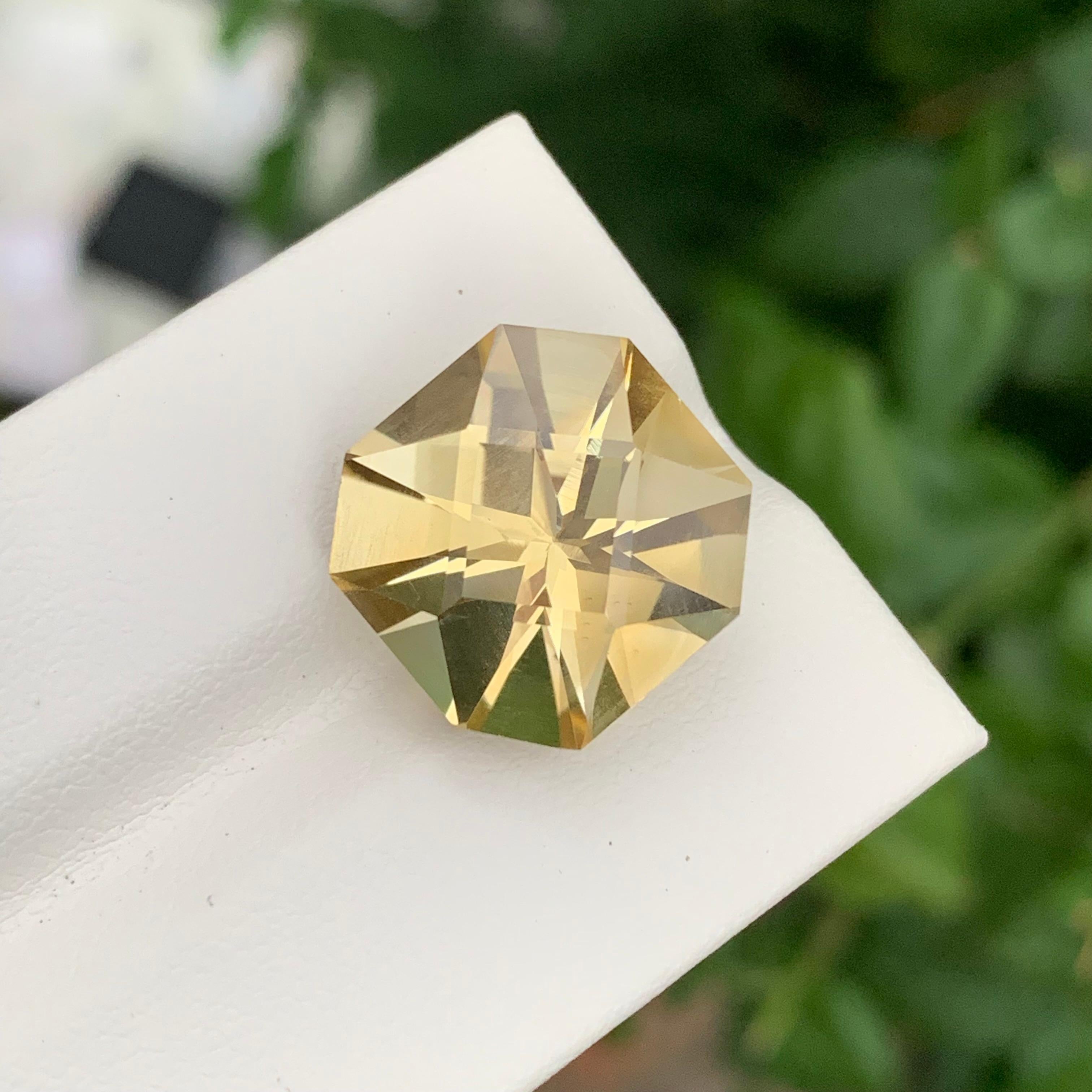 Pierre précieuse de forme carrée en citrine jaune naturelle non sertie de 12,05 carats en vente 1