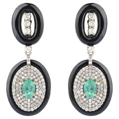 Boucles d'oreilles en goutte de style Art déco en diamants, émeraudes et onyx noirs de 12,05 carats