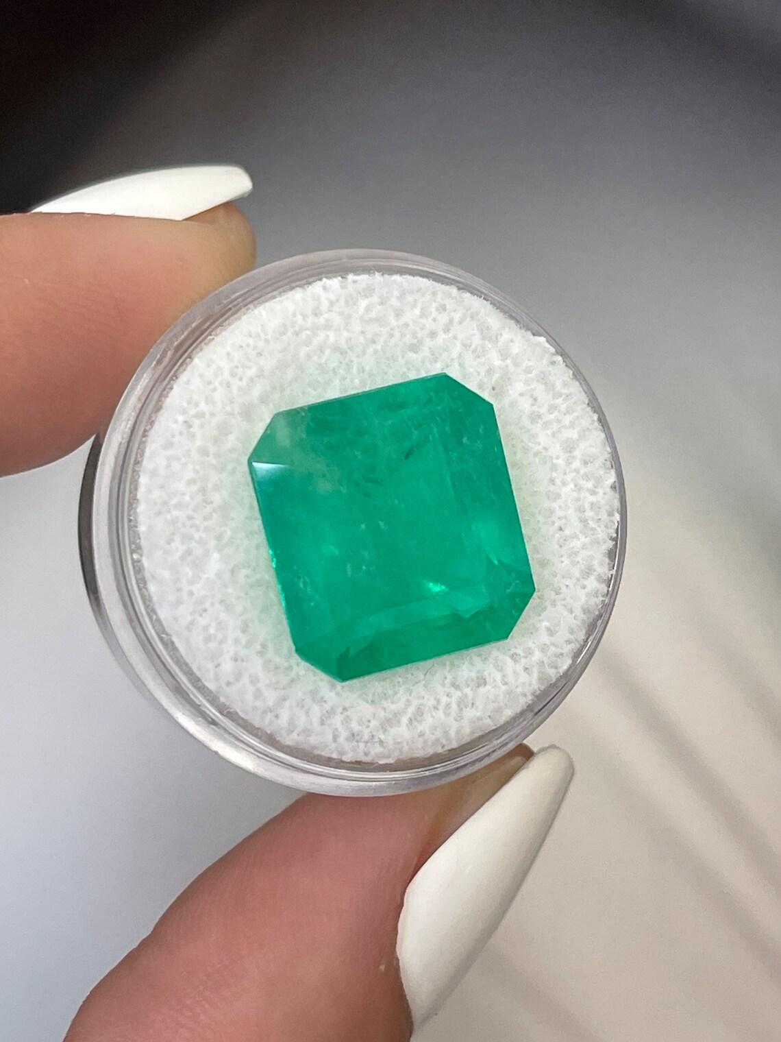 Moderno 12,09 Carati 15x14 Grande Smeraldo Colombiano - Taglio Smeraldo, Miniera Chivor Nascite di Maggio in vendita