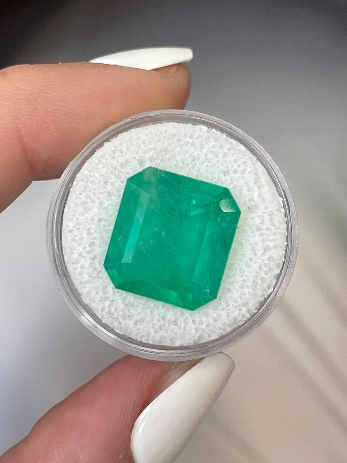 Taglio smeraldo 12,09 Carati 15x14 Grande Smeraldo Colombiano - Taglio Smeraldo, Miniera Chivor Nascite di Maggio in vendita