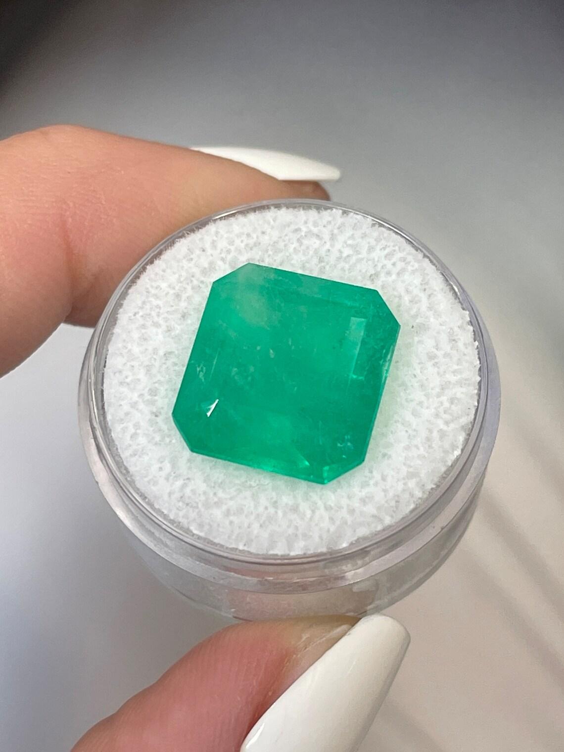 12,09 Carati 15x14 Grande Smeraldo Colombiano - Taglio Smeraldo, Miniera Chivor Nascite di Maggio In condizioni Nuovo in vendita a Jupiter, FL
