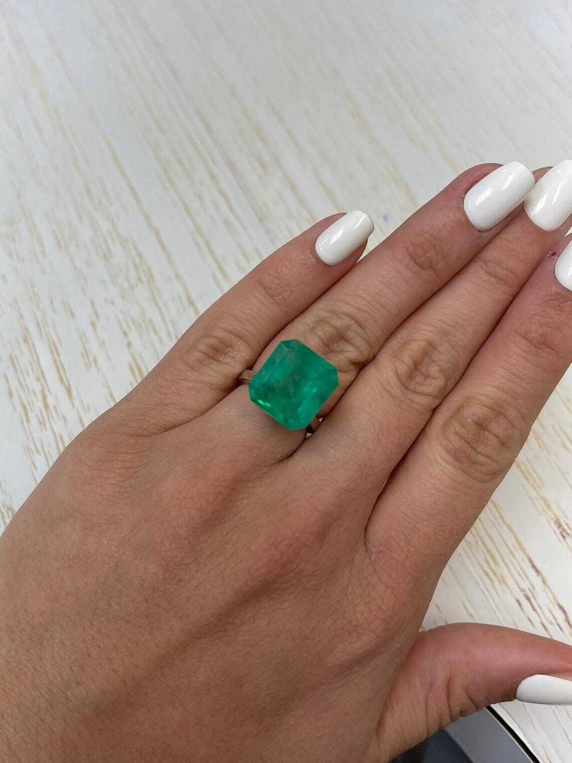 Donna 12,09 Carati 15x14 Grande Smeraldo Colombiano - Taglio Smeraldo, Miniera Chivor Nascite di Maggio in vendita