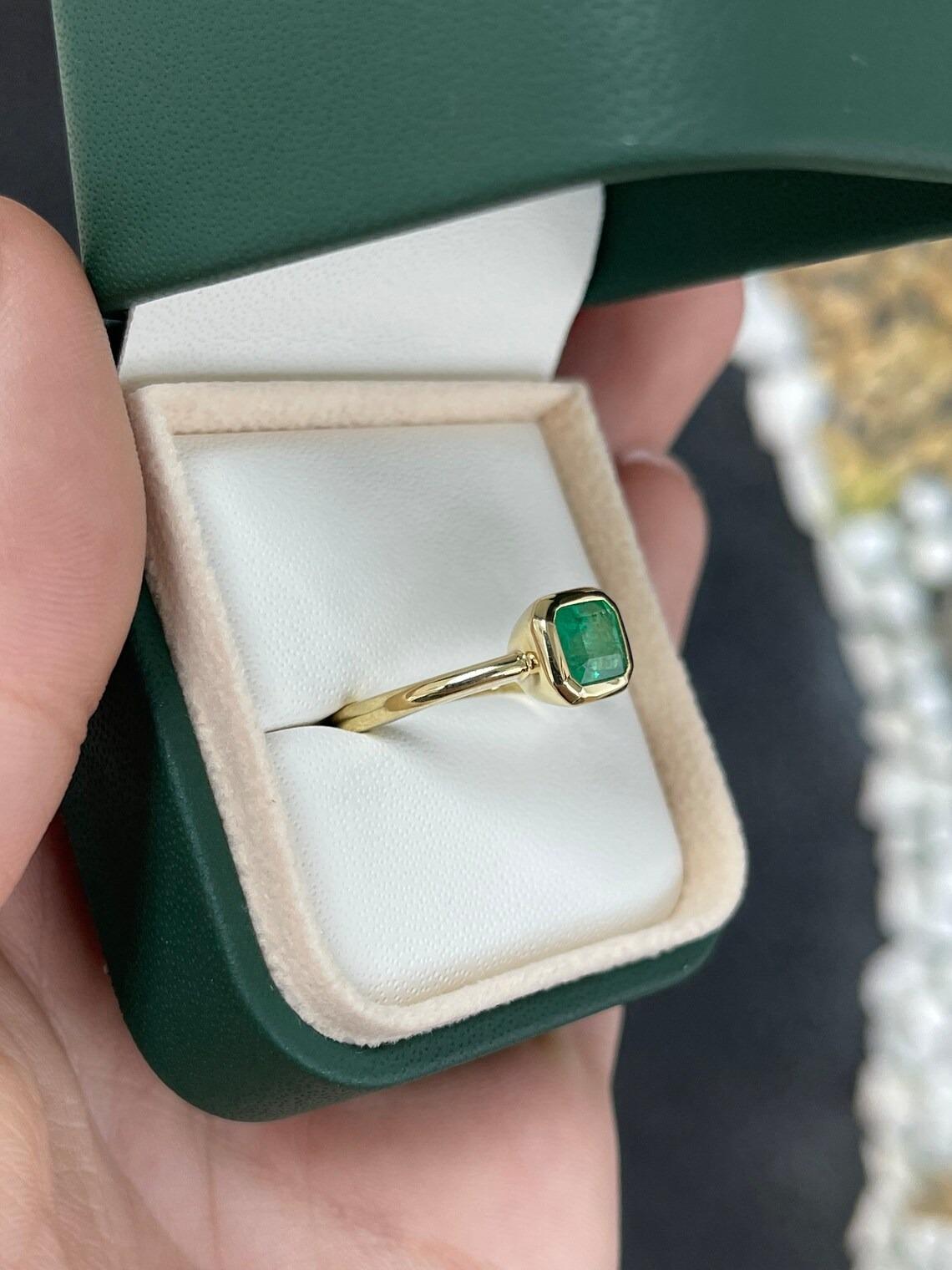 1.20ct 18K Vivid Green Emerald Cut Emerald Solitaire Gold Bezel Right Hand Ring In New Condition For Sale In Jupiter, FL