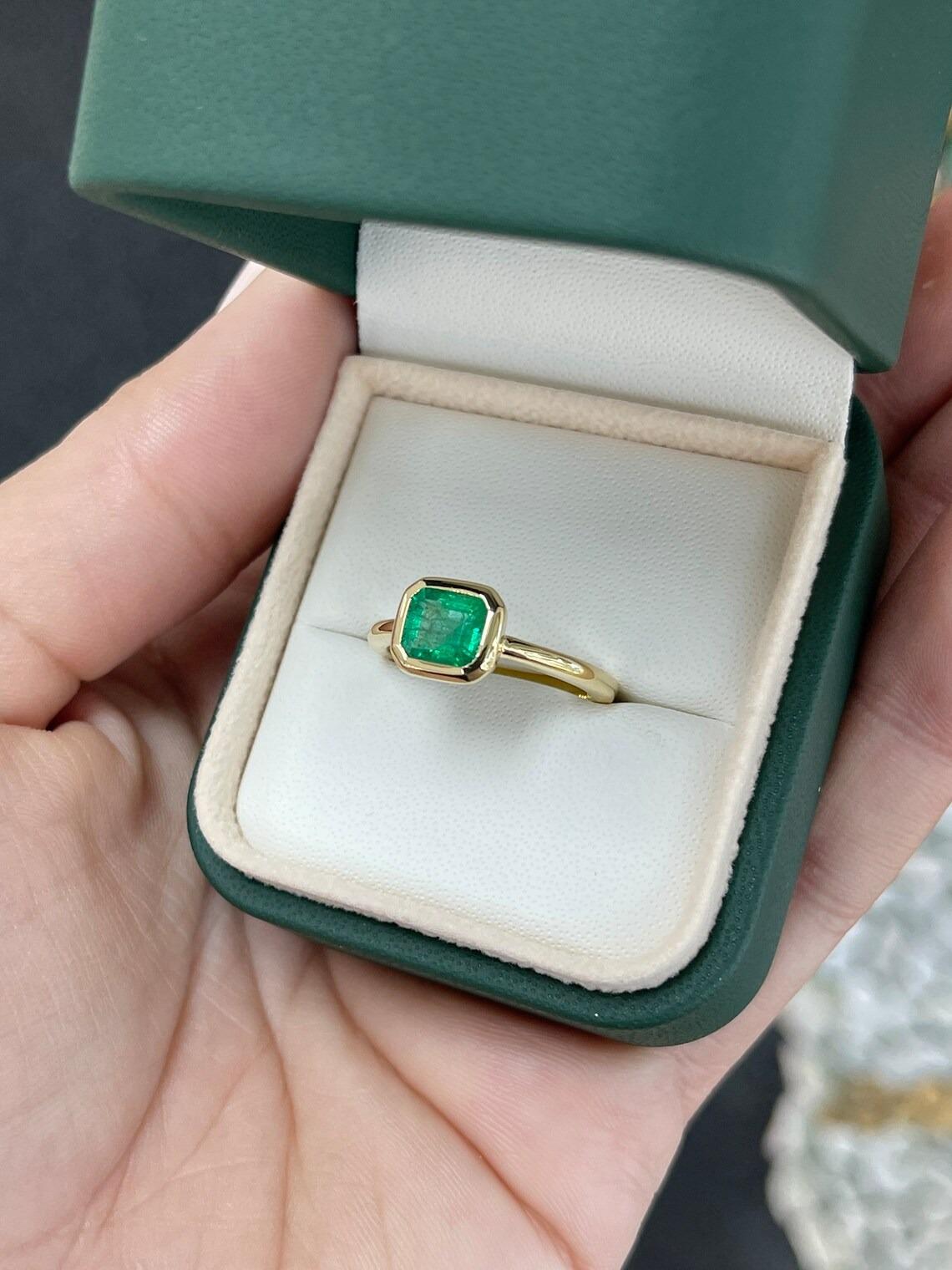 Women's 1.20ct 18K Vivid Green Emerald Cut Emerald Solitaire Gold Bezel Right Hand Ring For Sale