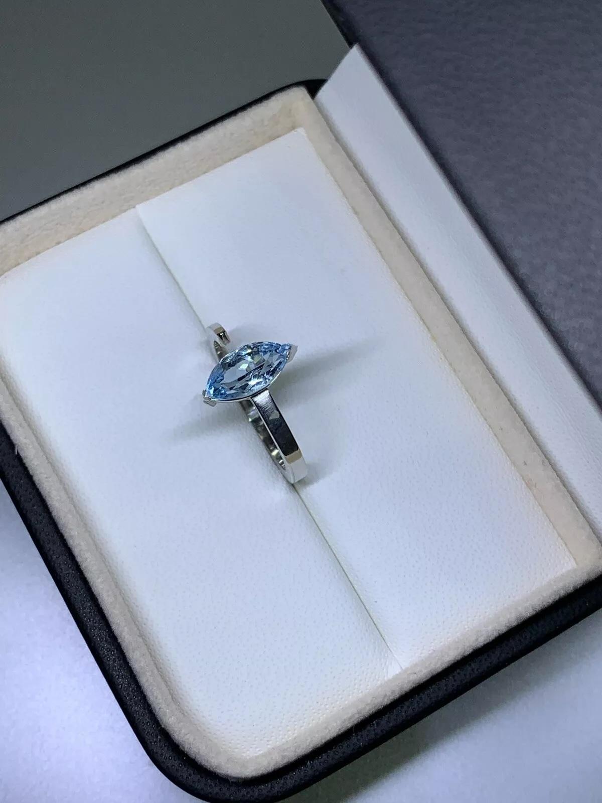 Women's or Men's 1.20ct Aquamarine gemstone solitaire engagement ring in platinum. For Sale