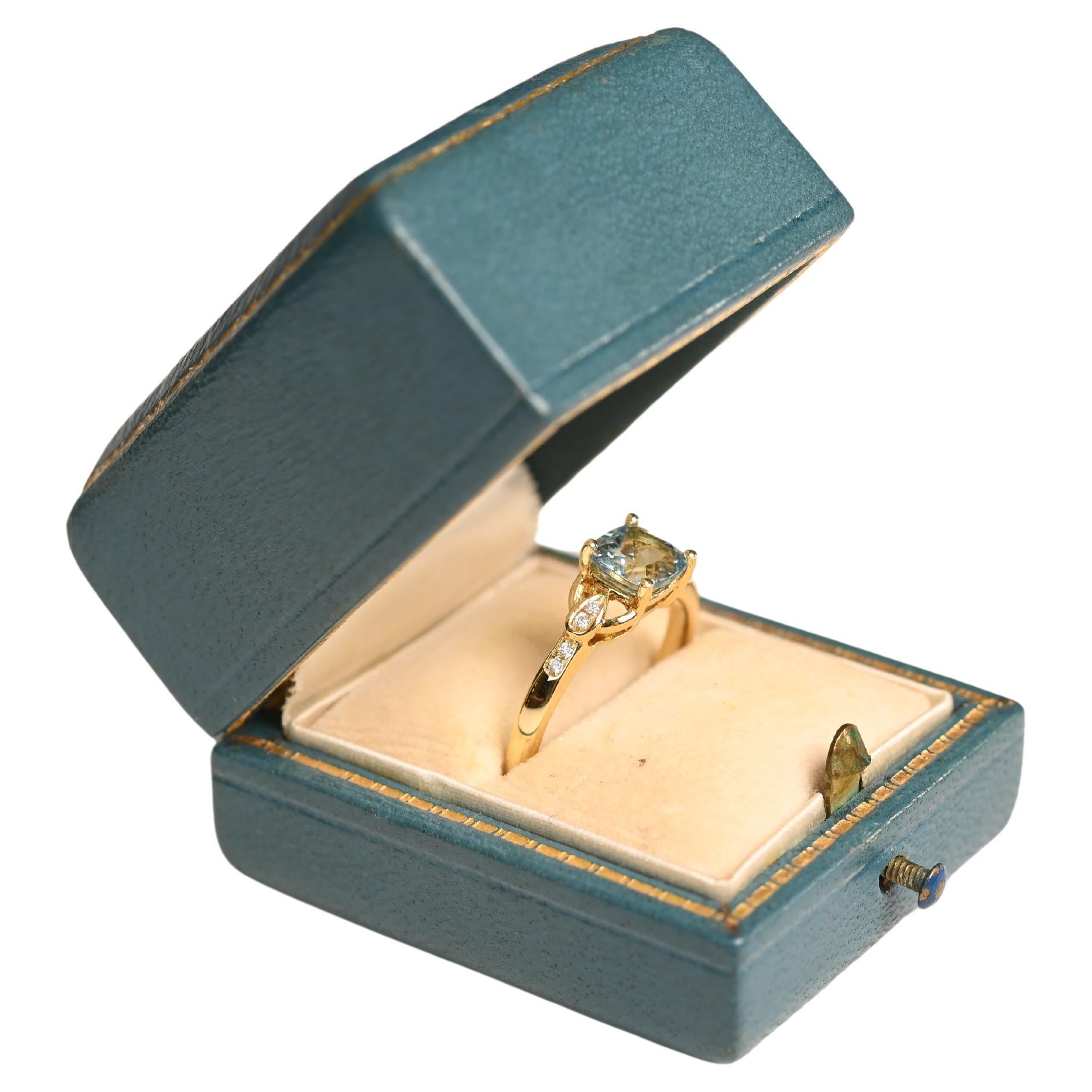 Aquamarinring mit Kissenschliff ( ca. 1,2 kt), 18 Karat Gelbgold
