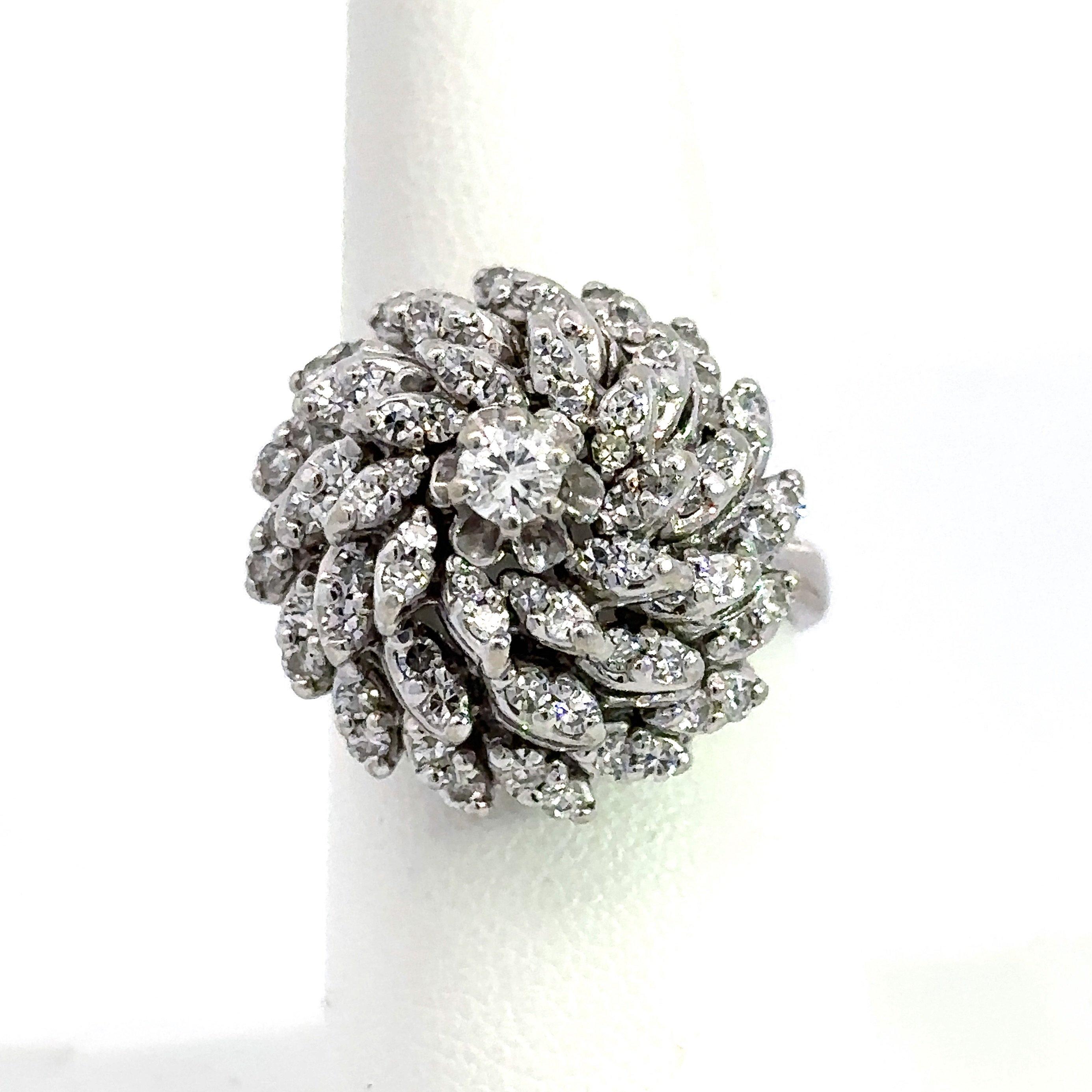 Wir nennen ihn den Cupcake-Ring! 
Dieser Vintage-Cocktailring stammt aus den 1960er Jahren.
1,20 Karat runde Diamanten im Brillantschliff.
G-H Farbe  VS-SI Klarheit
Diese atemberaubende Ring ist 0,75 Zoll im Querschnitt und 0,75