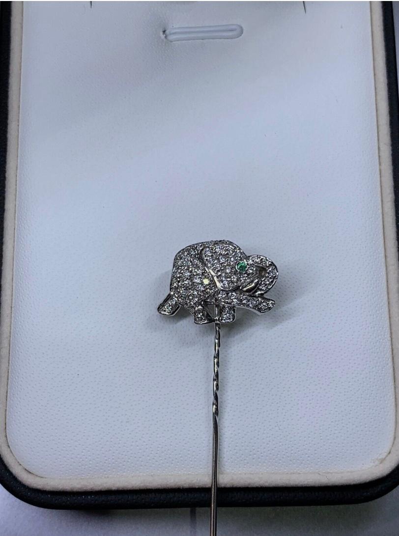 Emerald Cut 1.20ct Diamond and emerald elephant pin badge 18ct white yellow gold 5.9g For Sale