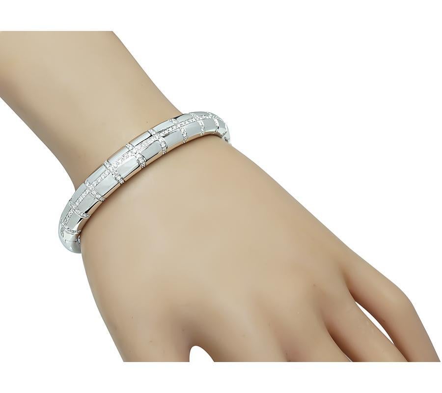 Voici un fabuleux bracelet en or blanc 18 carats. Le bracelet est serti de diamants ronds étincelants pesant environ 1.20ct. La couleur de ces diamants est G et leur pureté VS. Le bracelet a une largeur décroissante de 6 mm à 10 mm et s'adapte à un