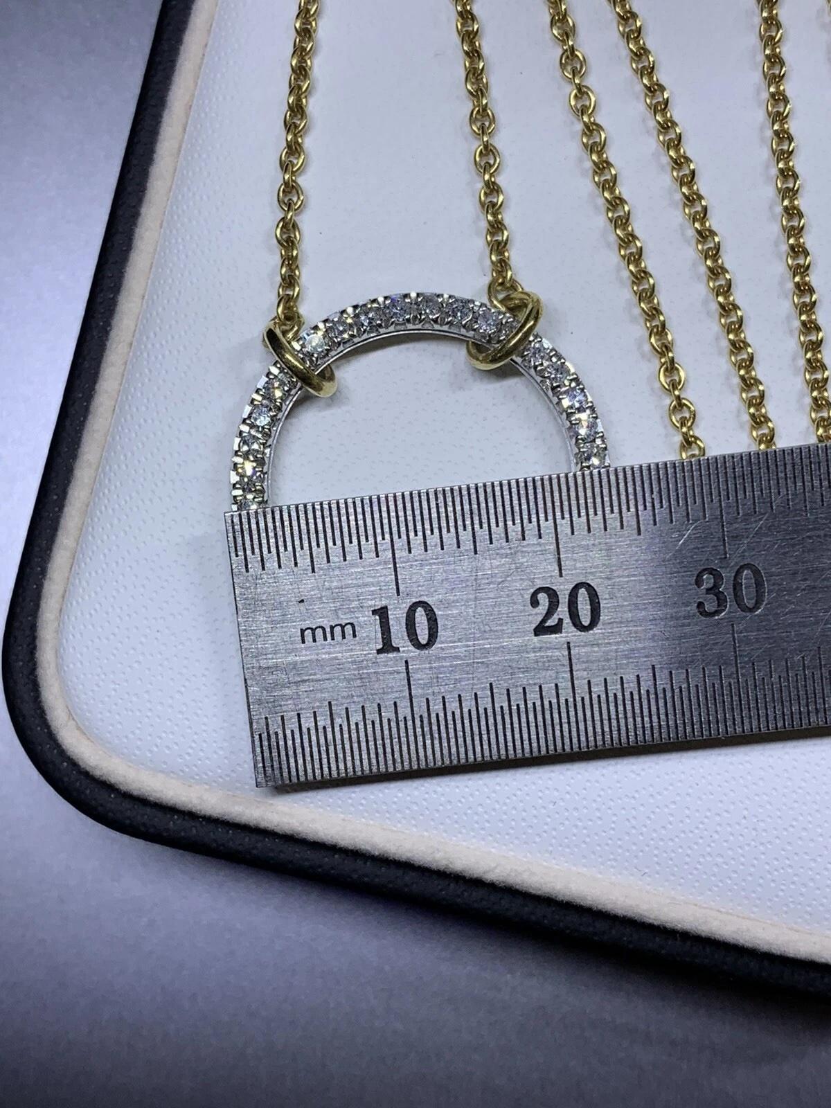 Collana con ciondolo a forma di cerchio per l'eternità con diamante grande da 1,20 ct in oro giallo 18 ct.

Collana a catena in oro giallo 18k con diamanti rotondi incastonati e grandi diamanti fluttuanti con catena regolabile a maglie cubane.

Peso