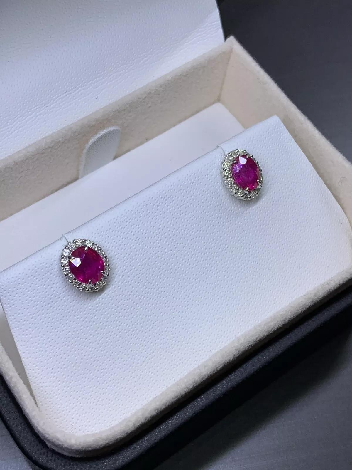 Women's or Men's 1.20ct Diamonds and oval ruby halo stud earrings in 18k white gold. For Sale