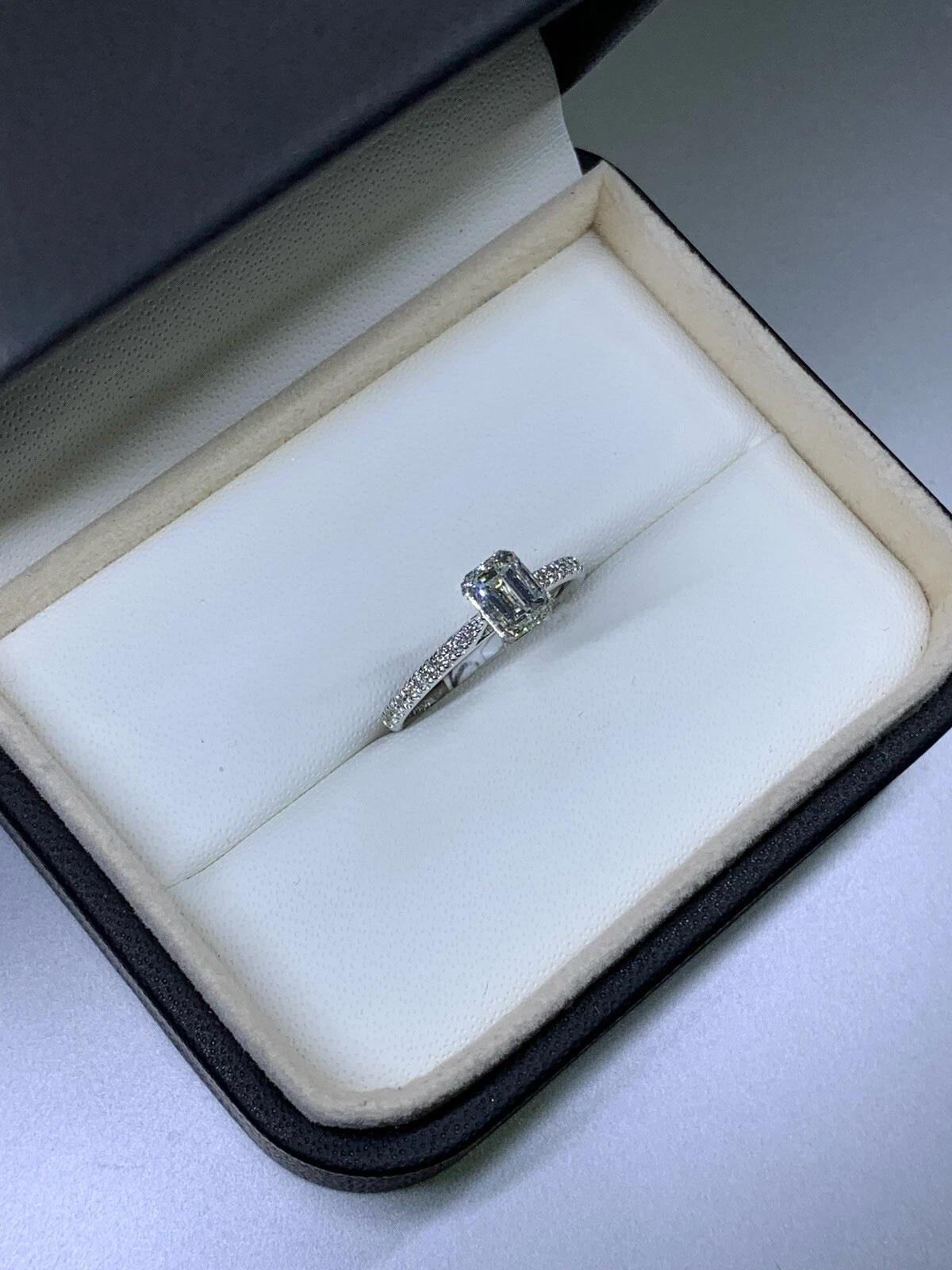 Anillo de compromiso de diamante esmeralda IGI de 1,20 ct en oro blanco de 18 quilates. en Nuevo estado para la venta en London, GB