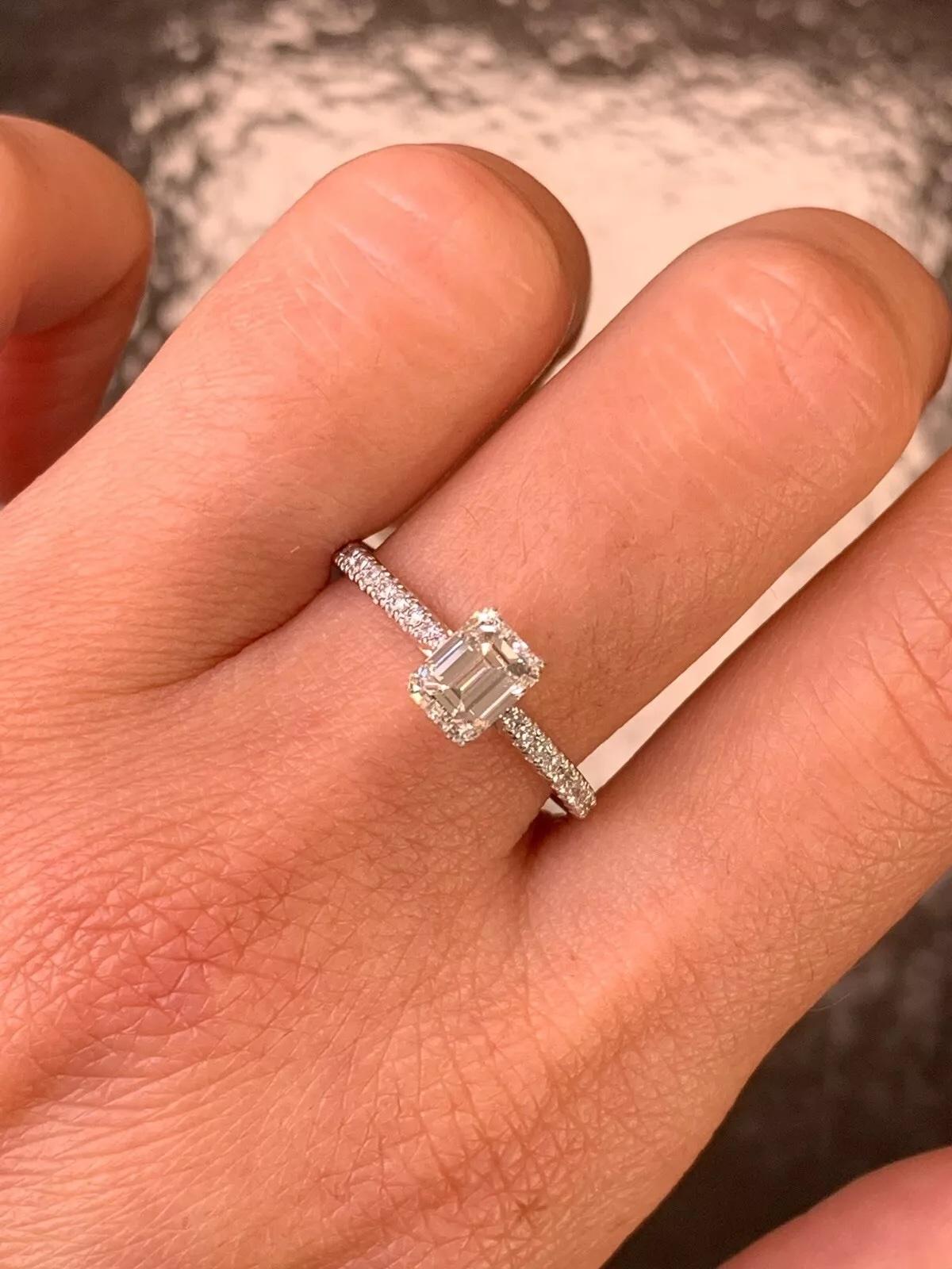 Femenino o masculino Anillo de compromiso de diamante esmeralda IGI de 1,20 ct en oro blanco de 18 quilates. en venta