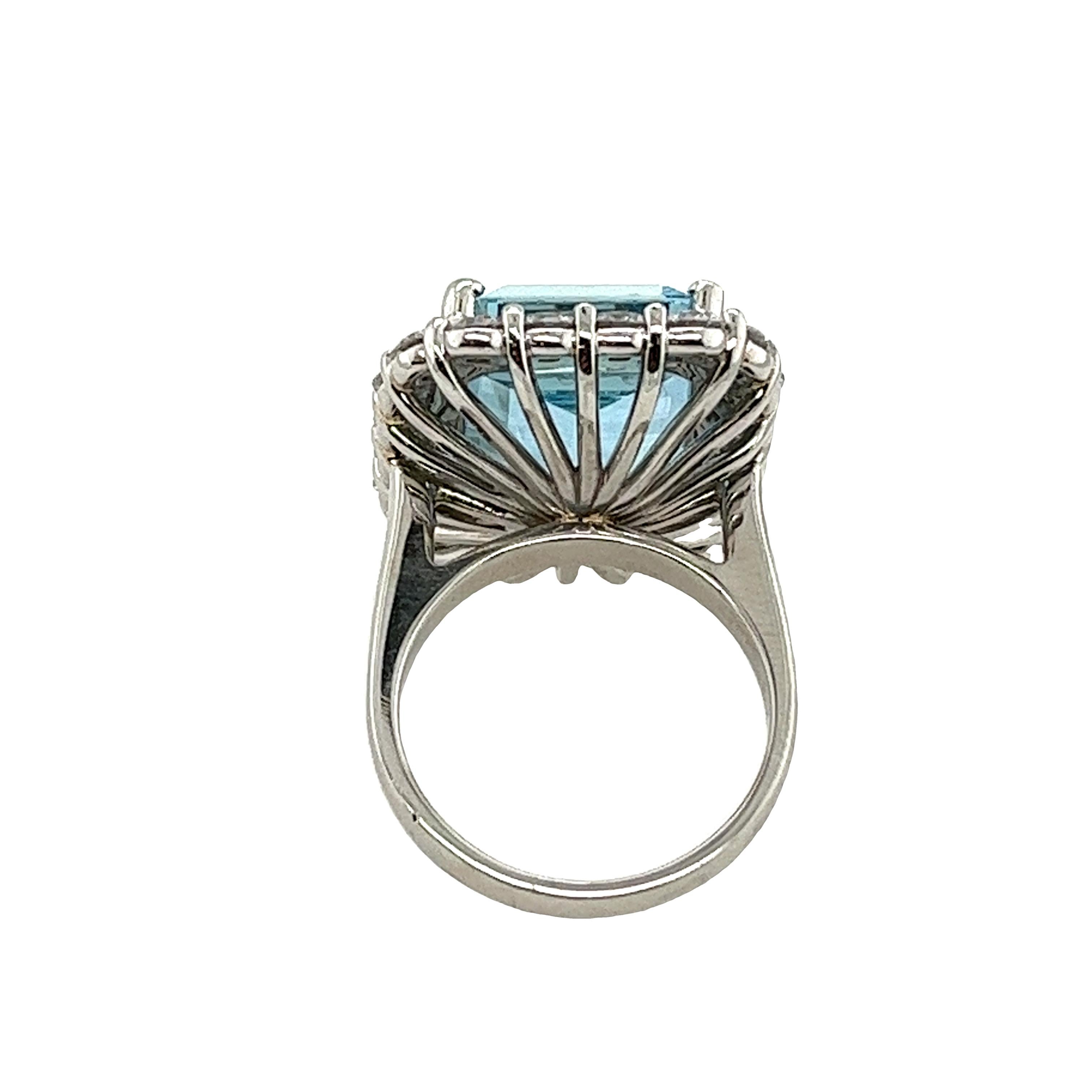 12.0ct Fine Quality Aquamarine Ring Set With 2.90ct Natural Round Diamonds In New Condition In London, GB