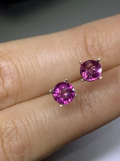 Clous d'oreilles ronds rose grenat 1,20 carat en or blanc 9 carats.