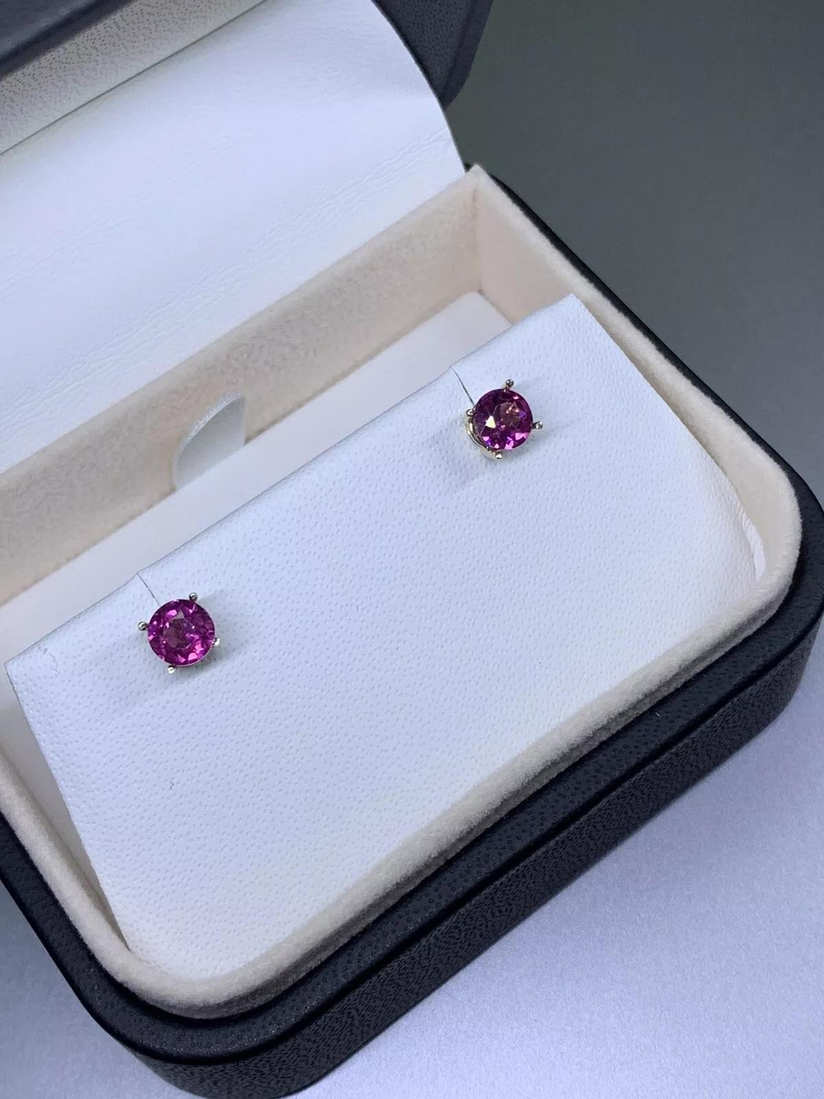 Taglio rotondo Orecchini a perno con granato rosa da 1,20 ct in oro bianco 9 ct. in vendita