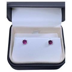 Clous d'oreilles ronds rose grenat 1,20 carat en or blanc 9 carats.