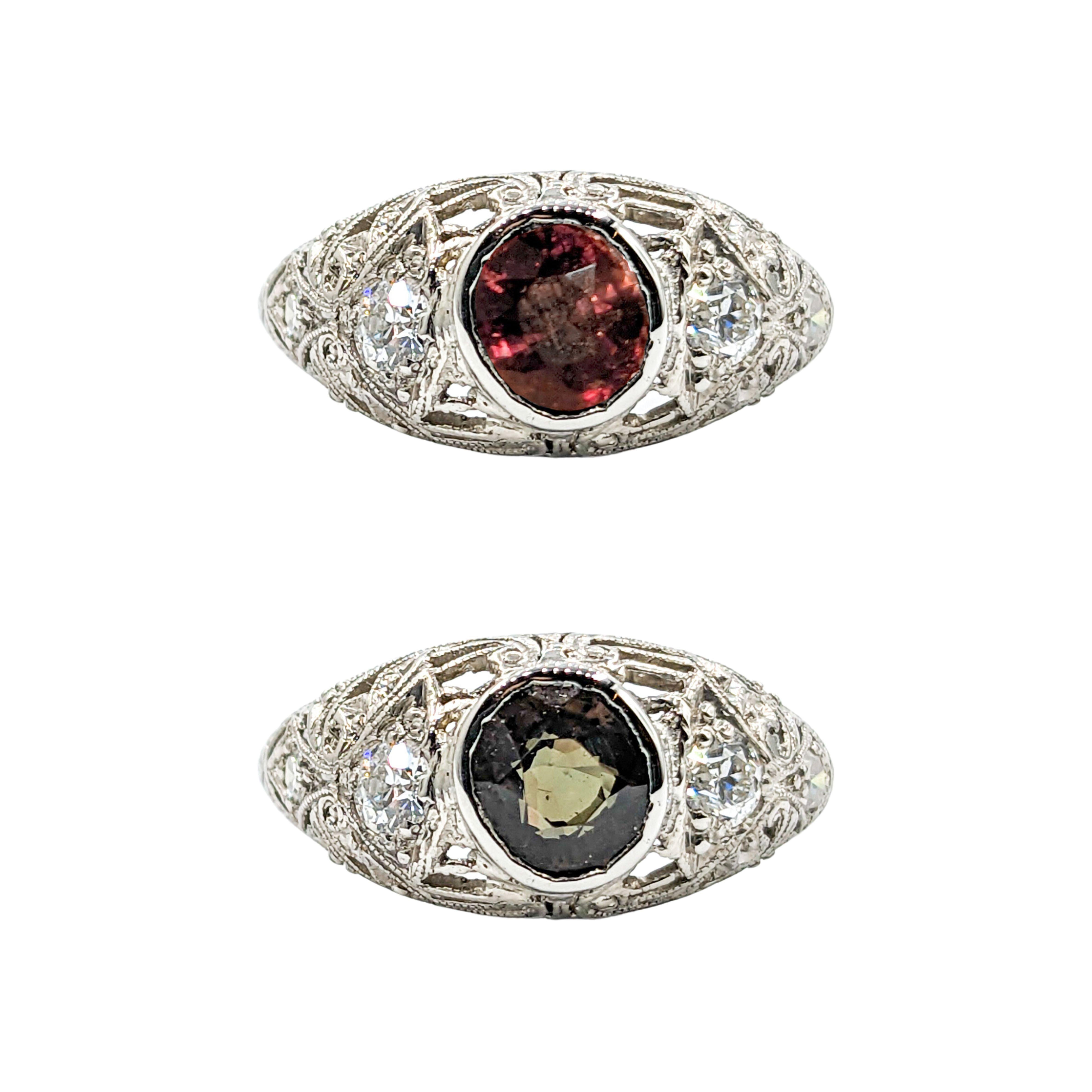 1,20 Karat natürlicher Alexandrit & Diamant Art Deco Platin Ring

Wir stellen Ihnen einen antiken Ring im Art-Déco-Stil vor, der meisterhaft aus Platin gefertigt ist. Das Herzstück ist ein natürlicher Alexandrit von 1,20 Karat, der für seine