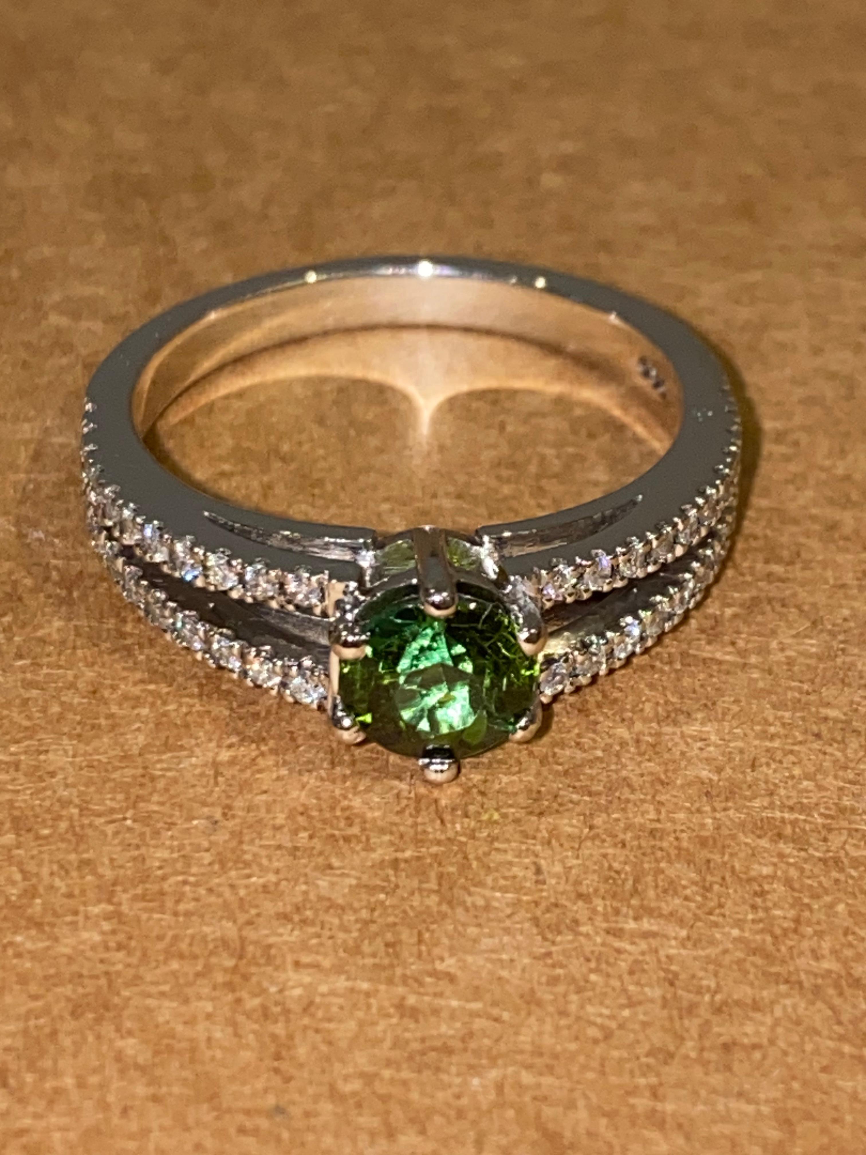Modern 1.20ct Natural Green Tourmaline (Verdelite) & Diamond Ring in 18K White Gold For Sale