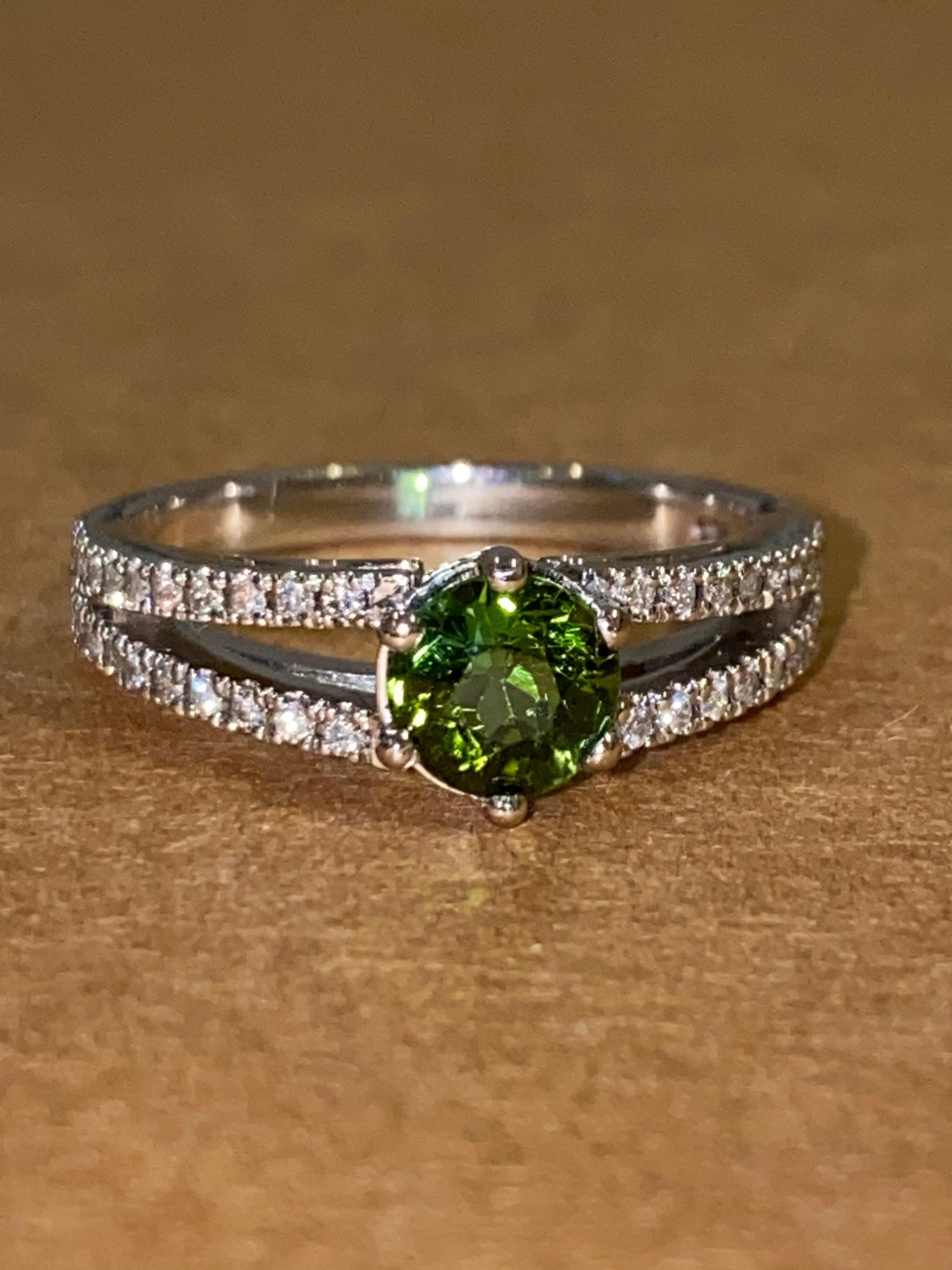 Round Cut 1.20ct Natural Green Tourmaline (Verdelite) & Diamond Ring in 18K White Gold For Sale
