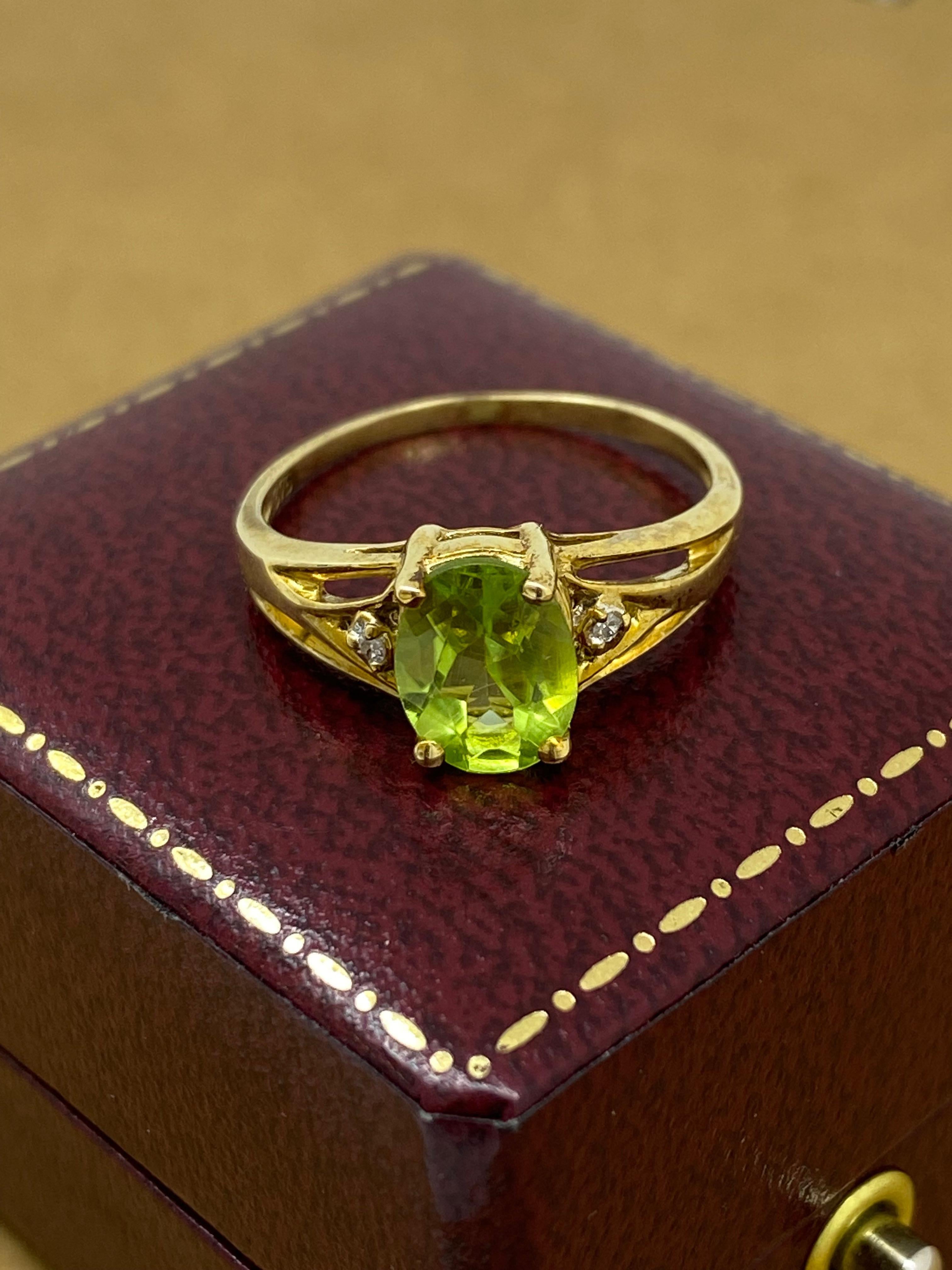 1.20ct Natural Oval Peridot 9K Yellow Gold Vintage Ring by Woods Jewellers In Excellent Condition For Sale In MELBOURNE, AU