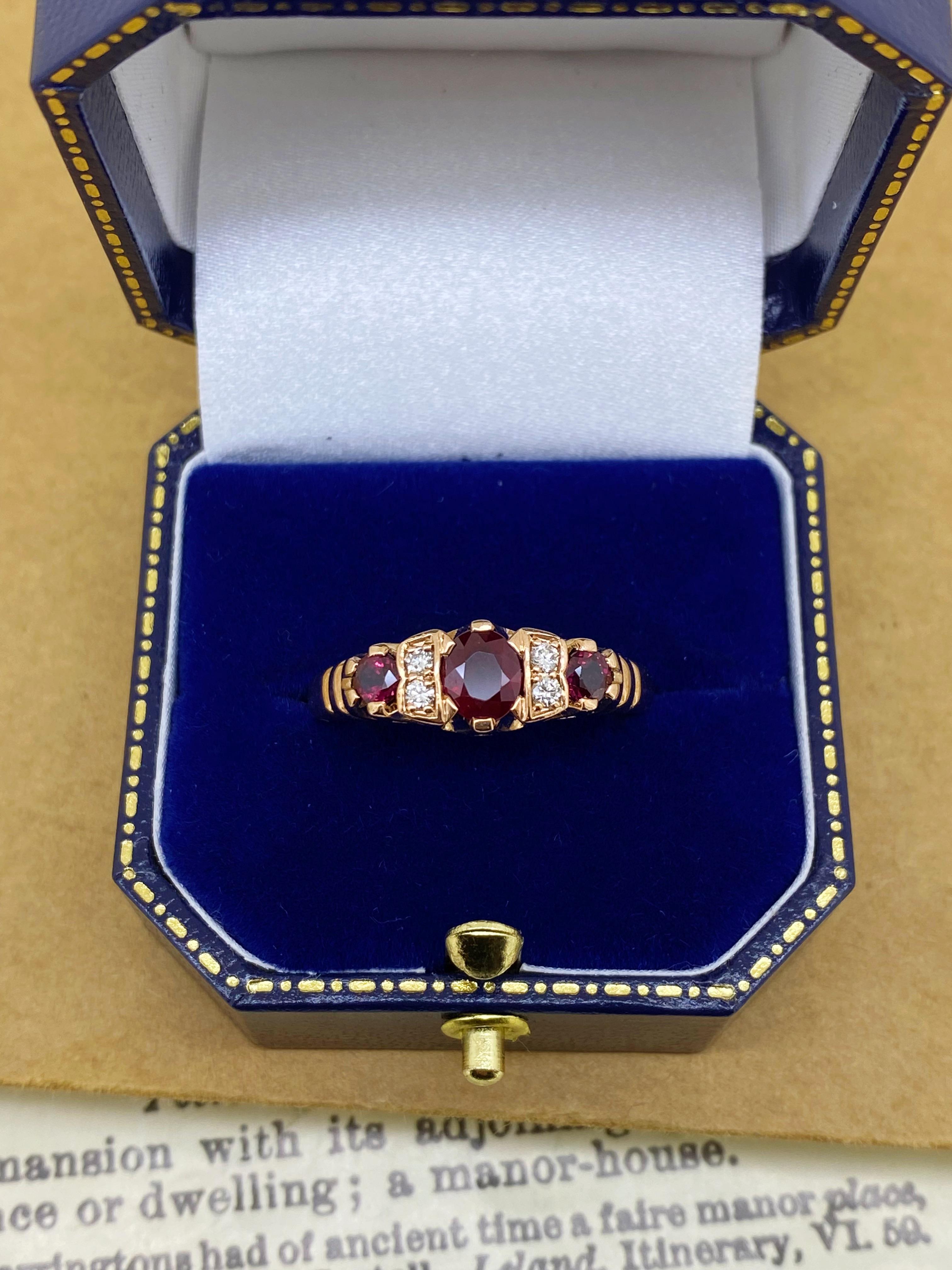 1,20ct Natürlicher Rubin (x3) & 0,20ct Diamant Halb-Reifen Vintage Ring in 9K Rose Gold (Ovalschliff) im Angebot