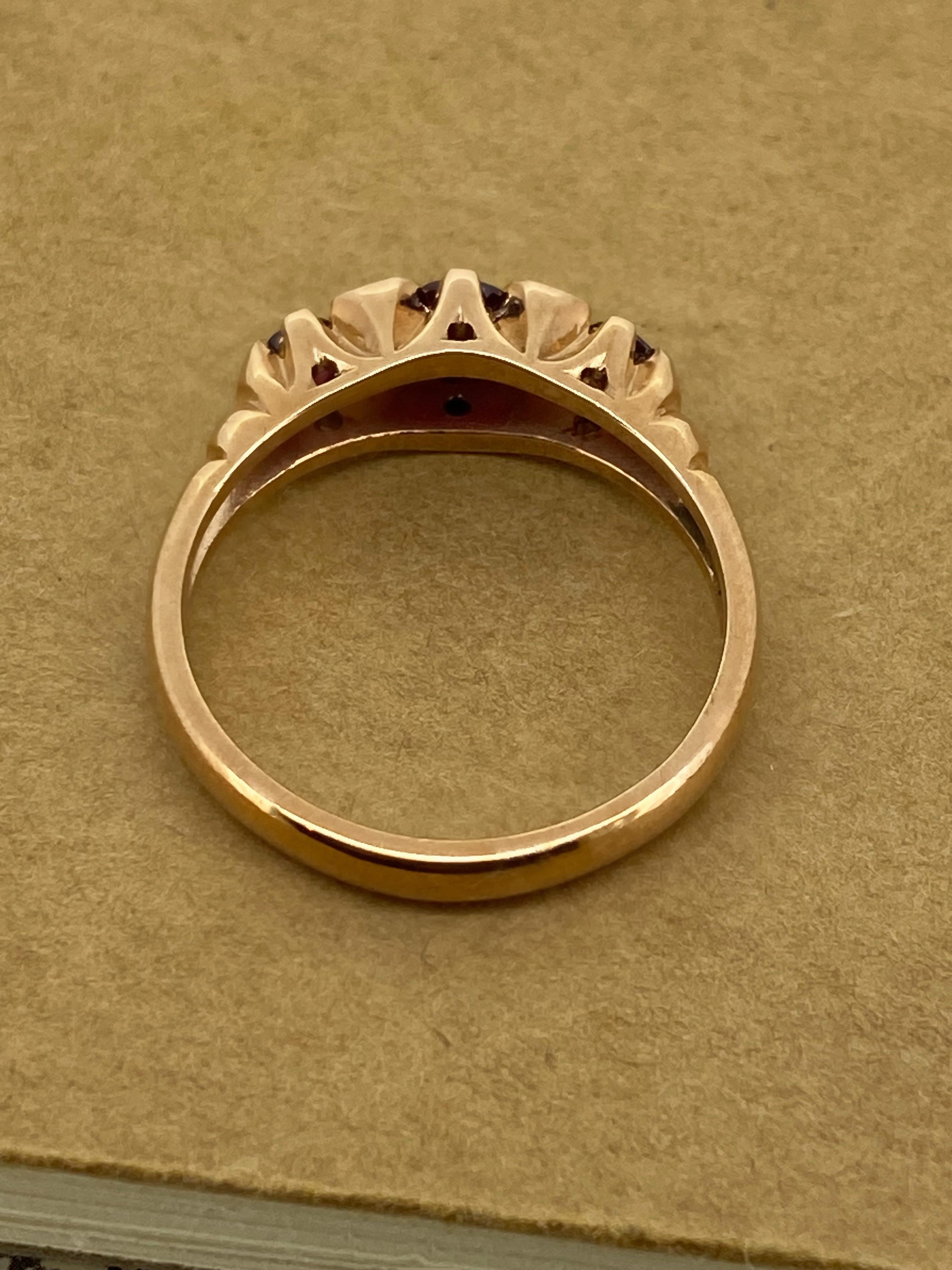 1,20ct Natürlicher Rubin (x3) & 0,20ct Diamant Halb-Reifen Vintage Ring in 9K Rose Gold im Zustand „Hervorragend“ im Angebot in MELBOURNE, AU