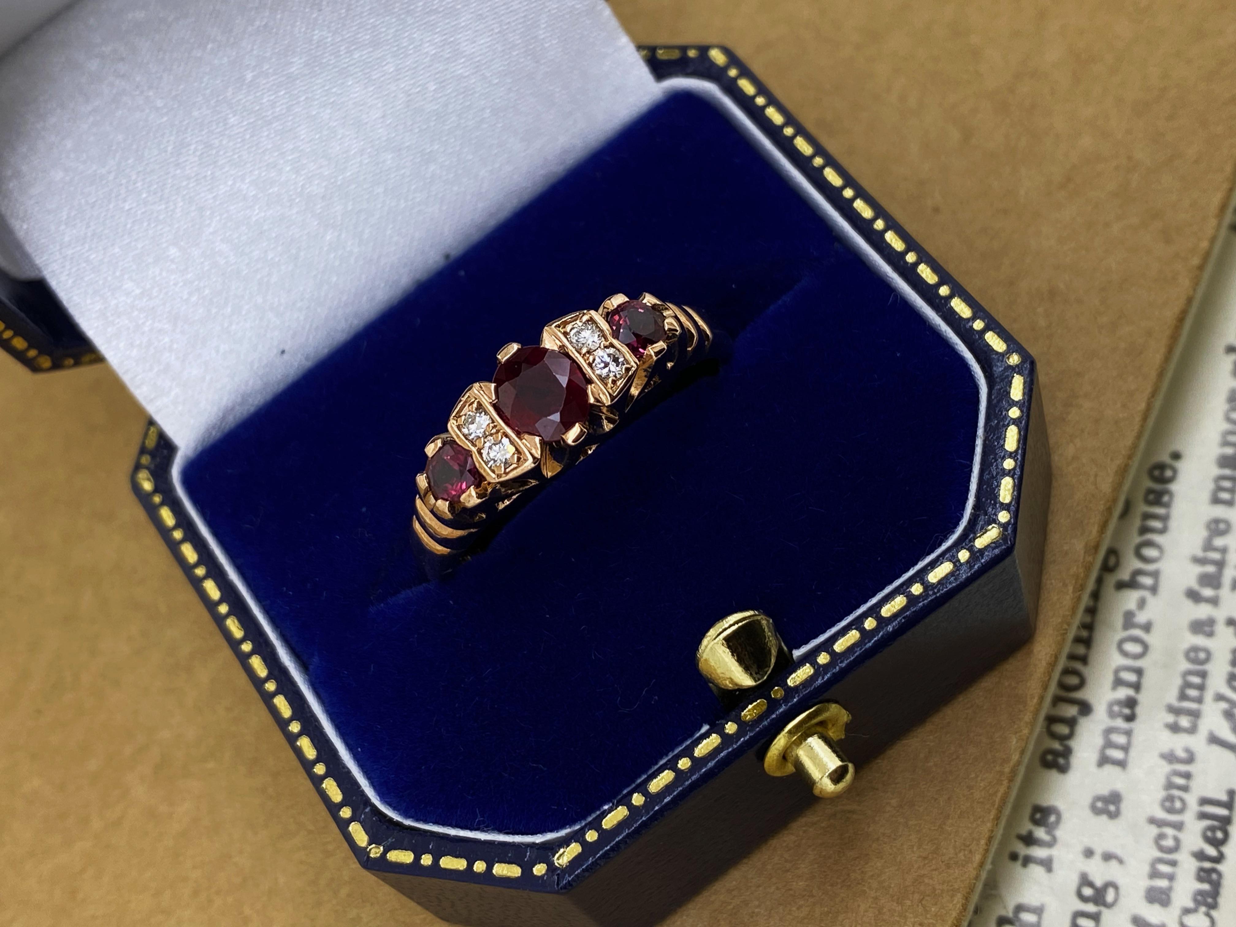 1,20ct Natürlicher Rubin (x3) & 0,20ct Diamant Halb-Reifen Vintage Ring in 9K Rose Gold Damen im Angebot
