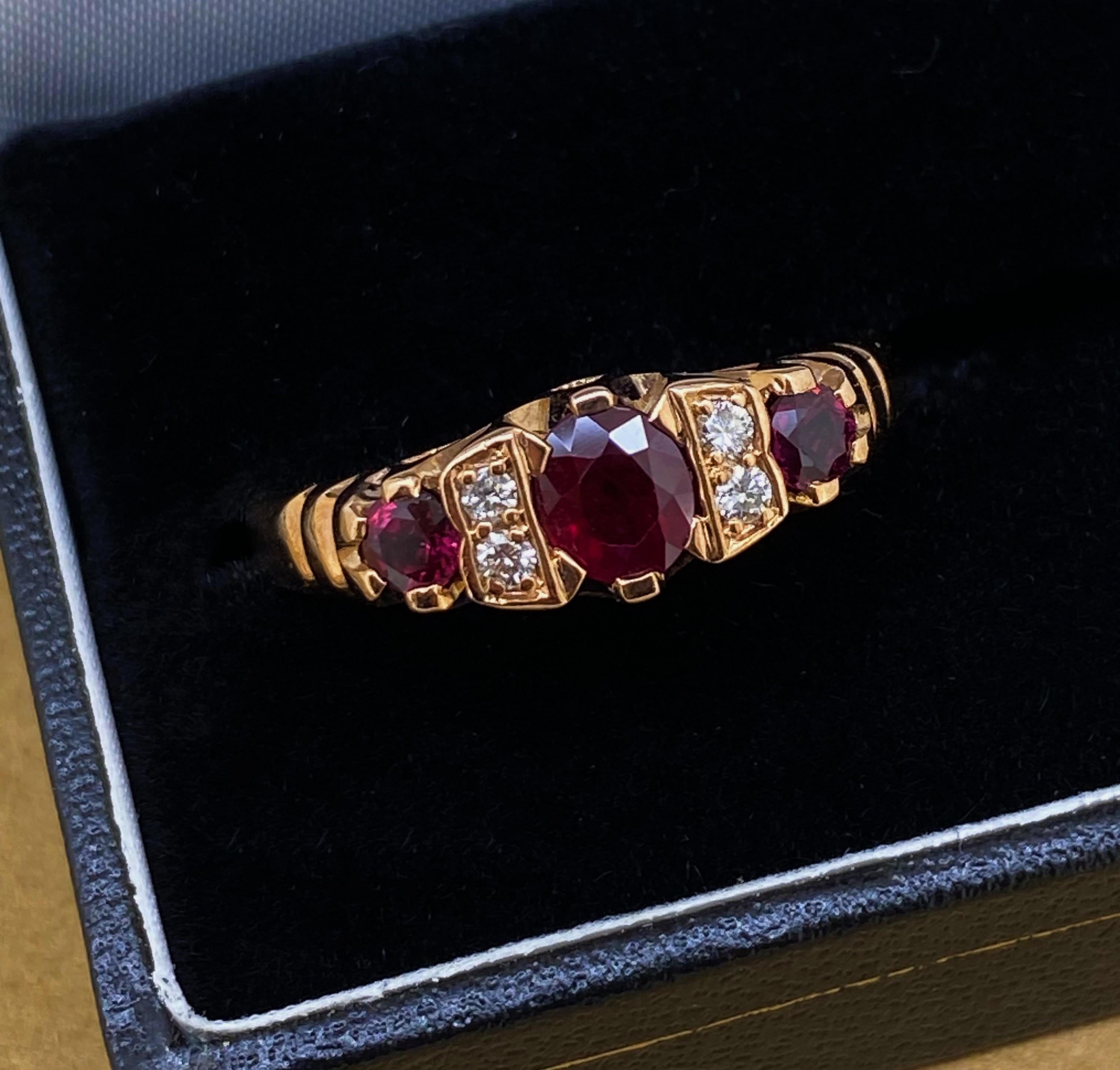 1,20ct Natürlicher Rubin (x3) & 0,20ct Diamant Halb-Reifen Vintage Ring in 9K Rose Gold im Angebot 1