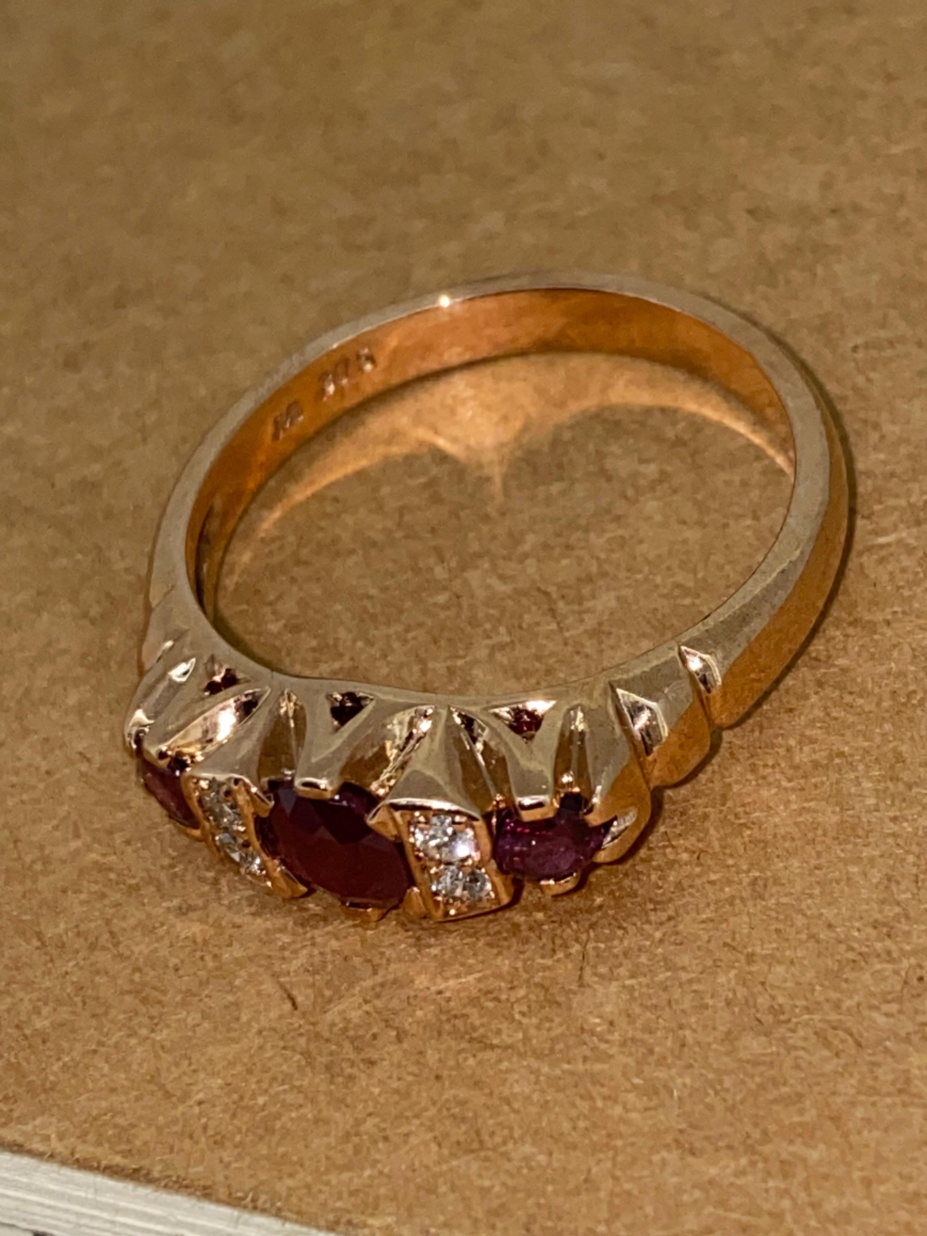 1,20ct Natürlicher Rubin (x3) & 0,20ct Diamant Halb-Reifen Vintage Ring in 9K Rose Gold im Angebot 2