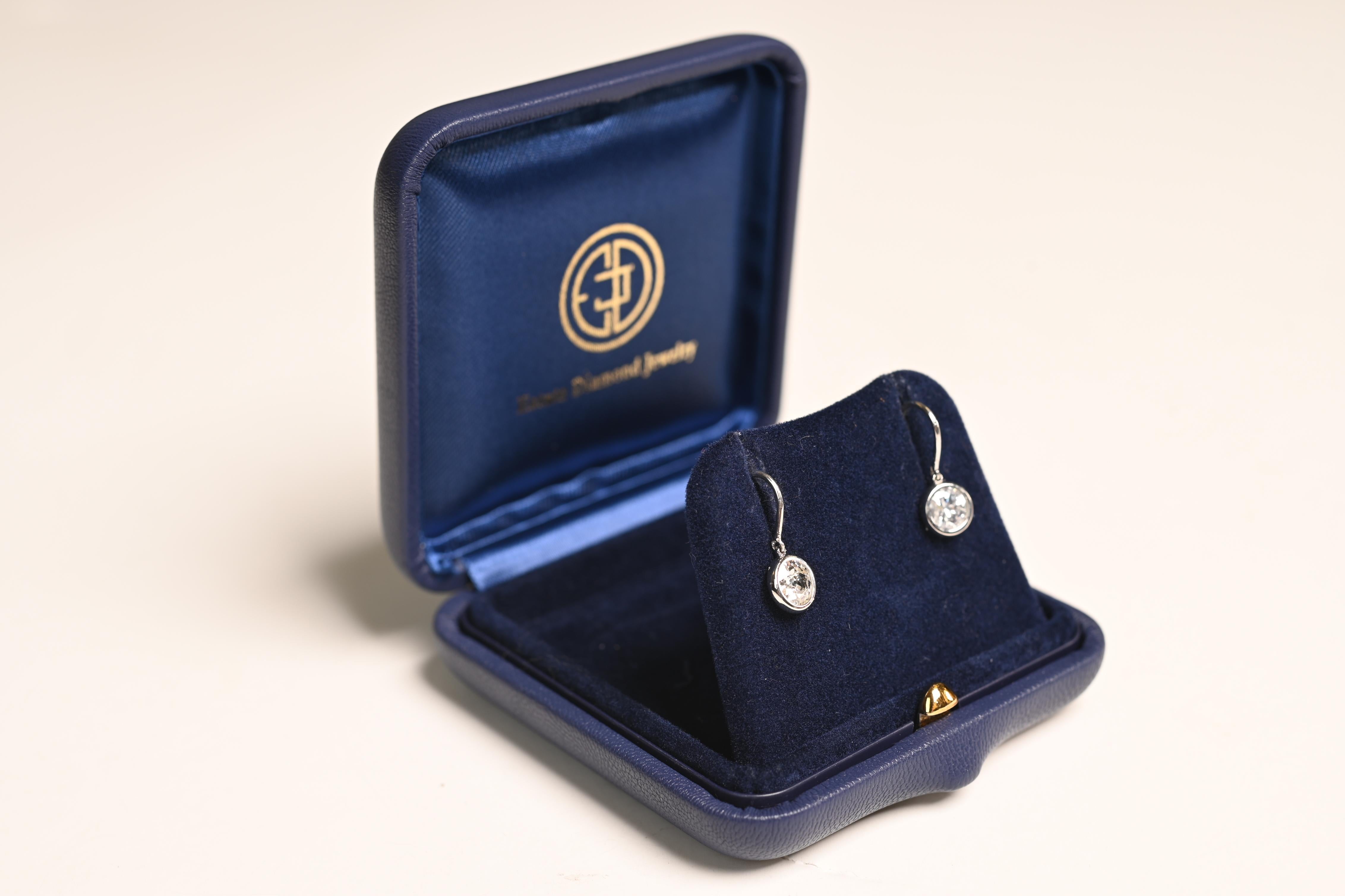 Estos exquisitos pendientes de diamantes presentan dos diamantes de talla europea antigua engastados en bisel en cada pendiente, ofreciendo una mezcla atemporal de encanto vintage y sofisticación. Los diamantes, con un peso total de 1,2 quilates,