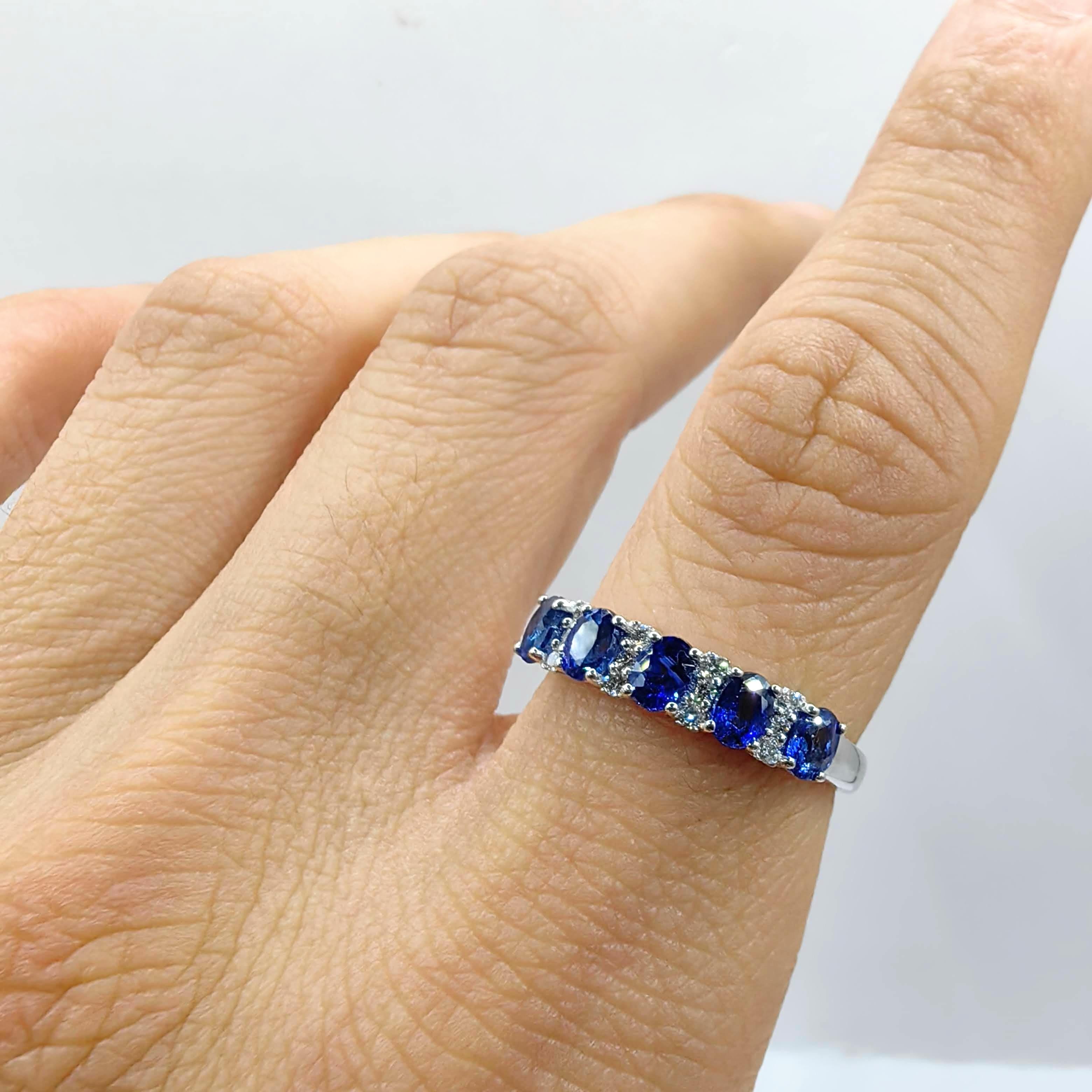 in vendita:  Anello a fascia per l'eternità con zaffiro blu taglio ovale e diamante da 1,20 carati in oro bianco 18 carati 8