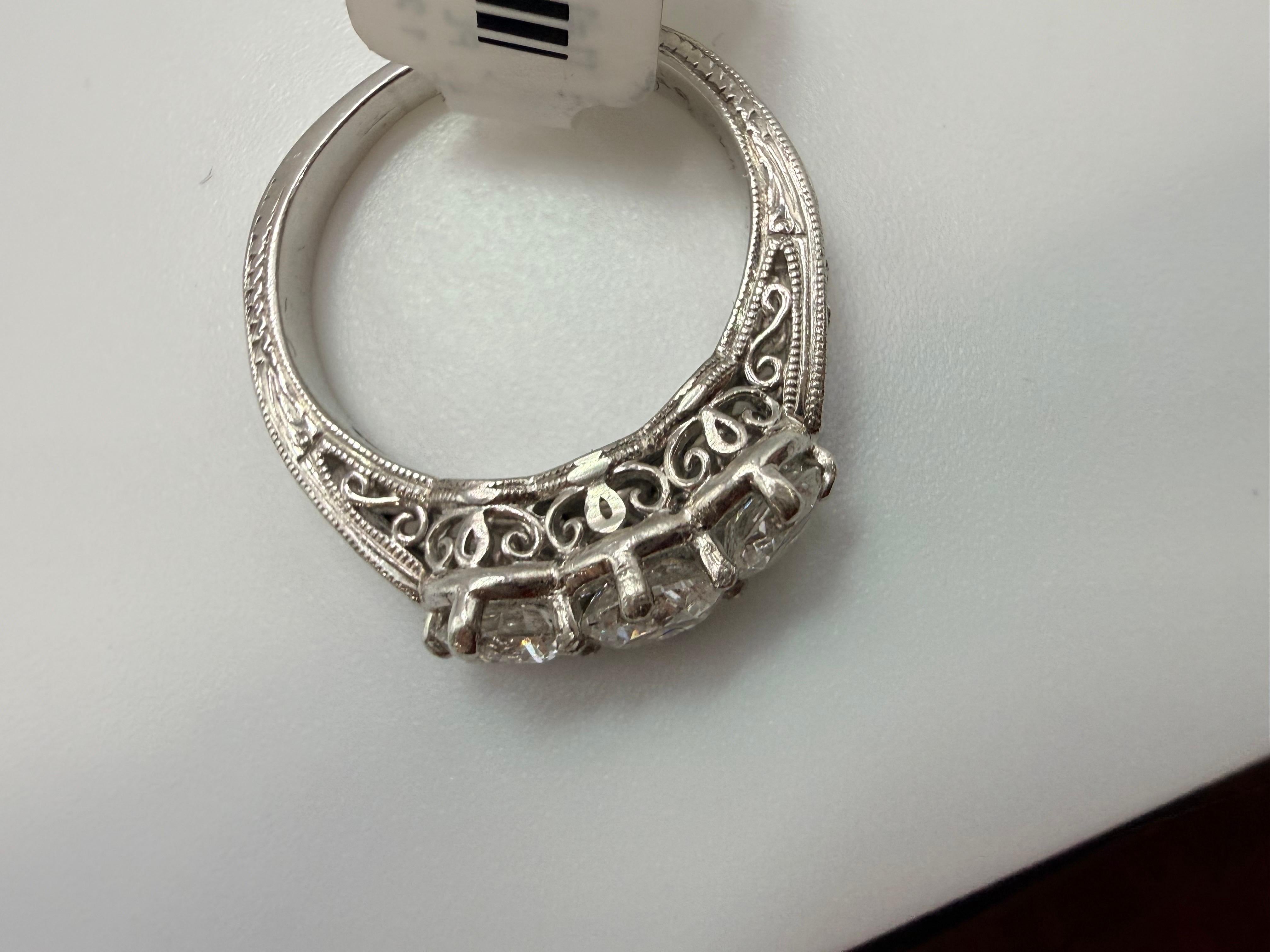 Anello di fidanzamento con tre diamanti nella parte anteriore, dal design molto delicato e classico in platino. I diamanti sono di colore VS-SI e F-G.
**Tutti gli oggetti lasciano la nostra sede con un certificato a nome dell'acquirente, politica