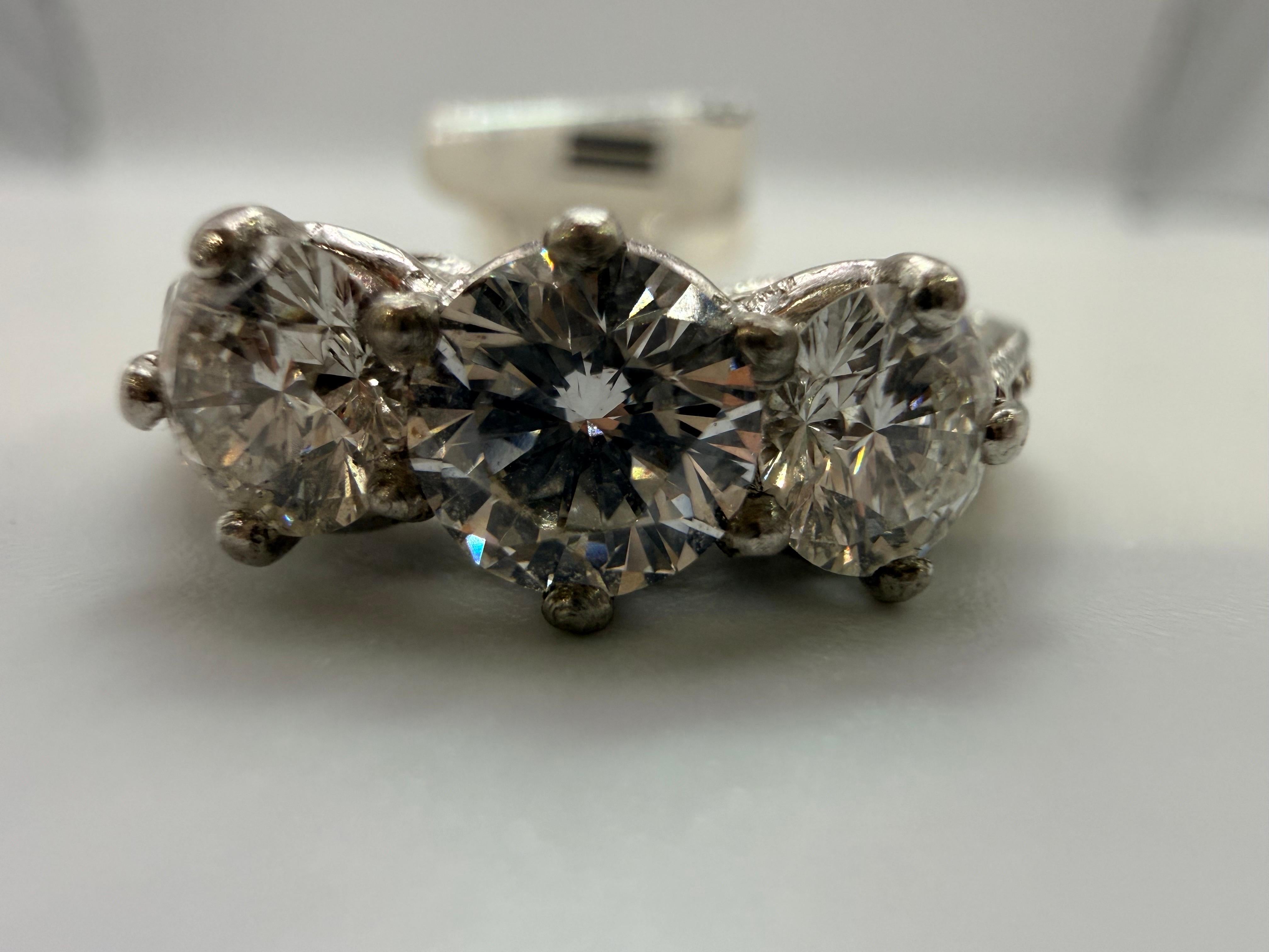 Taglio brillante Anello con tre pietre di diamante in platino da 1,20 carati anno sconosciuto in vendita