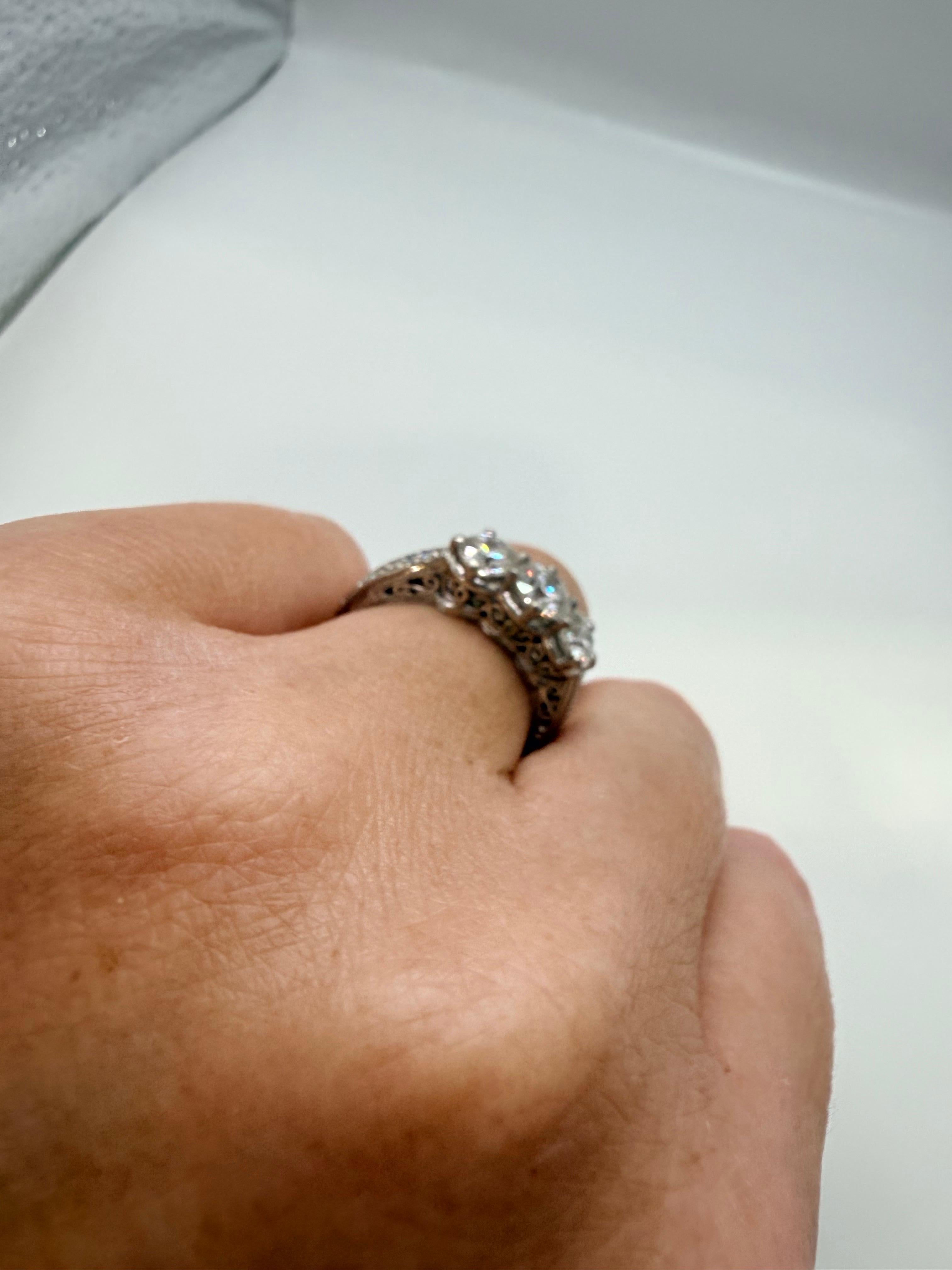 Anello con tre pietre di diamante in platino da 1,20 carati anno sconosciuto In condizioni ottime in vendita a Boca Raton, FL