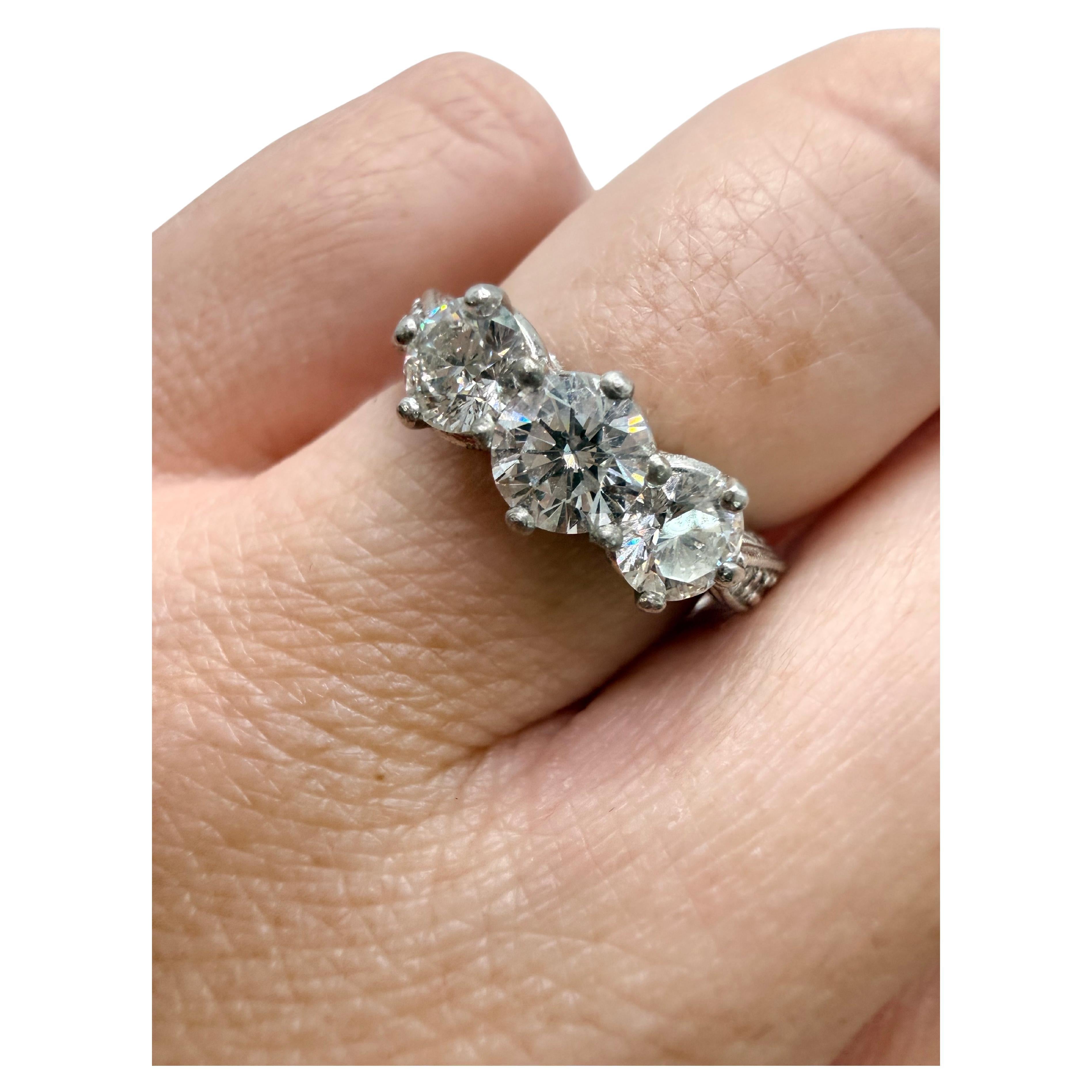 Anello con tre pietre di diamante in platino da 1,20 carati anno sconosciuto