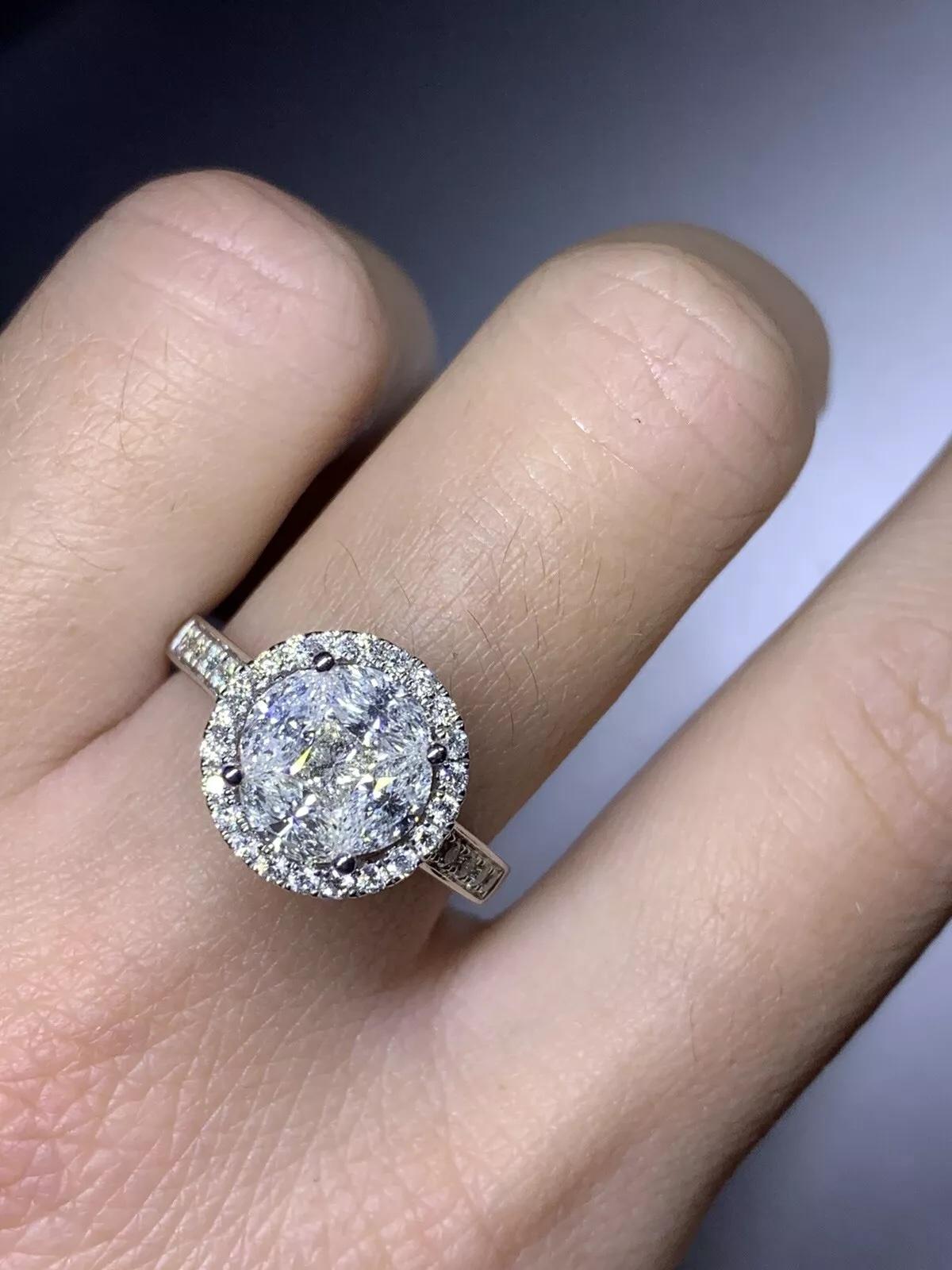 1,20ct Bague de fiançailles avec pendentif en or blanc 18 carats, diamants ronds et marquises.

Magnifique bague de fiançailles en diamants marquise, princesse et ronds avec halo de diamants qui se transforme en pendentif en or blanc 18k.

Des