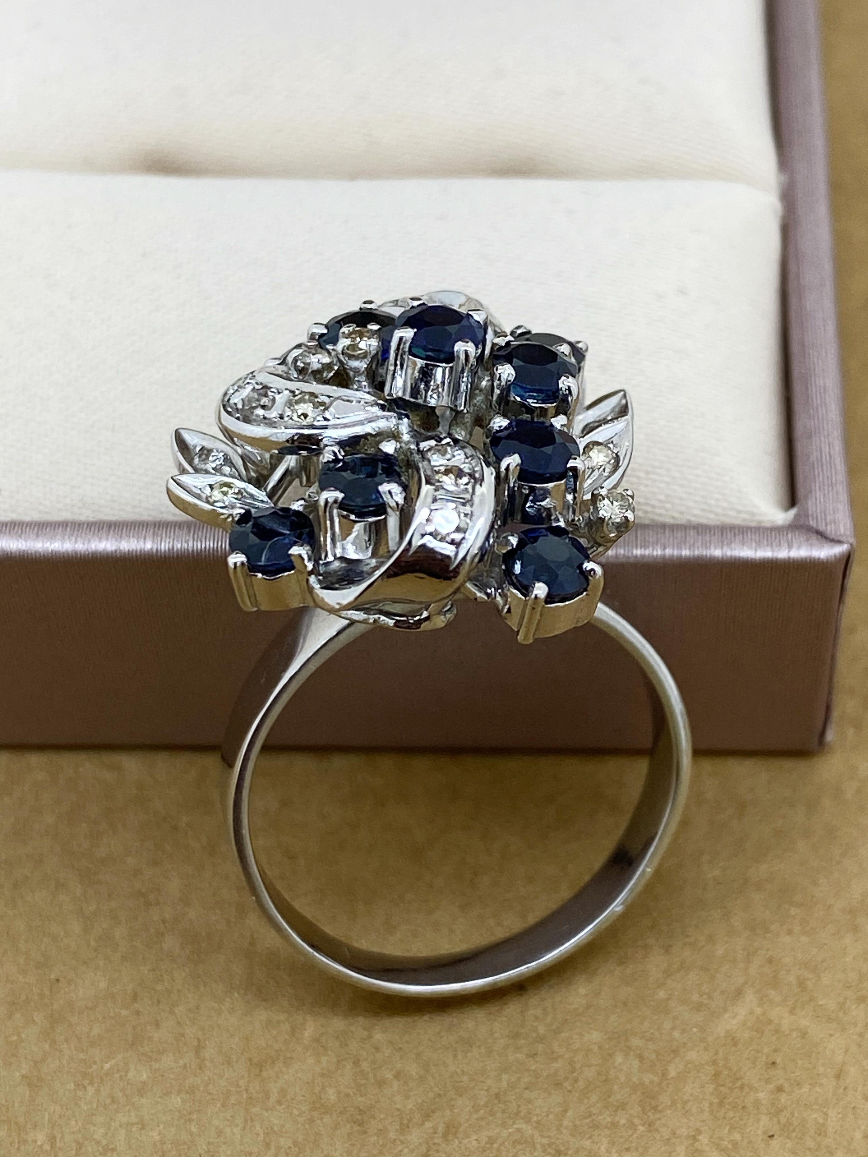 Taglio rotondo Anello retrò con motivo floreale a grappolo di zaffiri e diamanti da 1,20 carati in oro bianco 14 carati in vendita