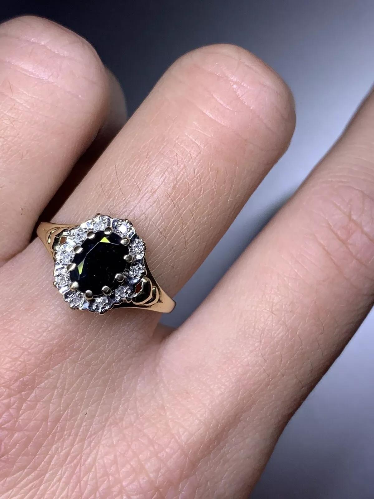 Taille ovale Bague de fiançailles antique en or jaune 9ct avec halo de saphir et diamant de 1,20ct. en vente