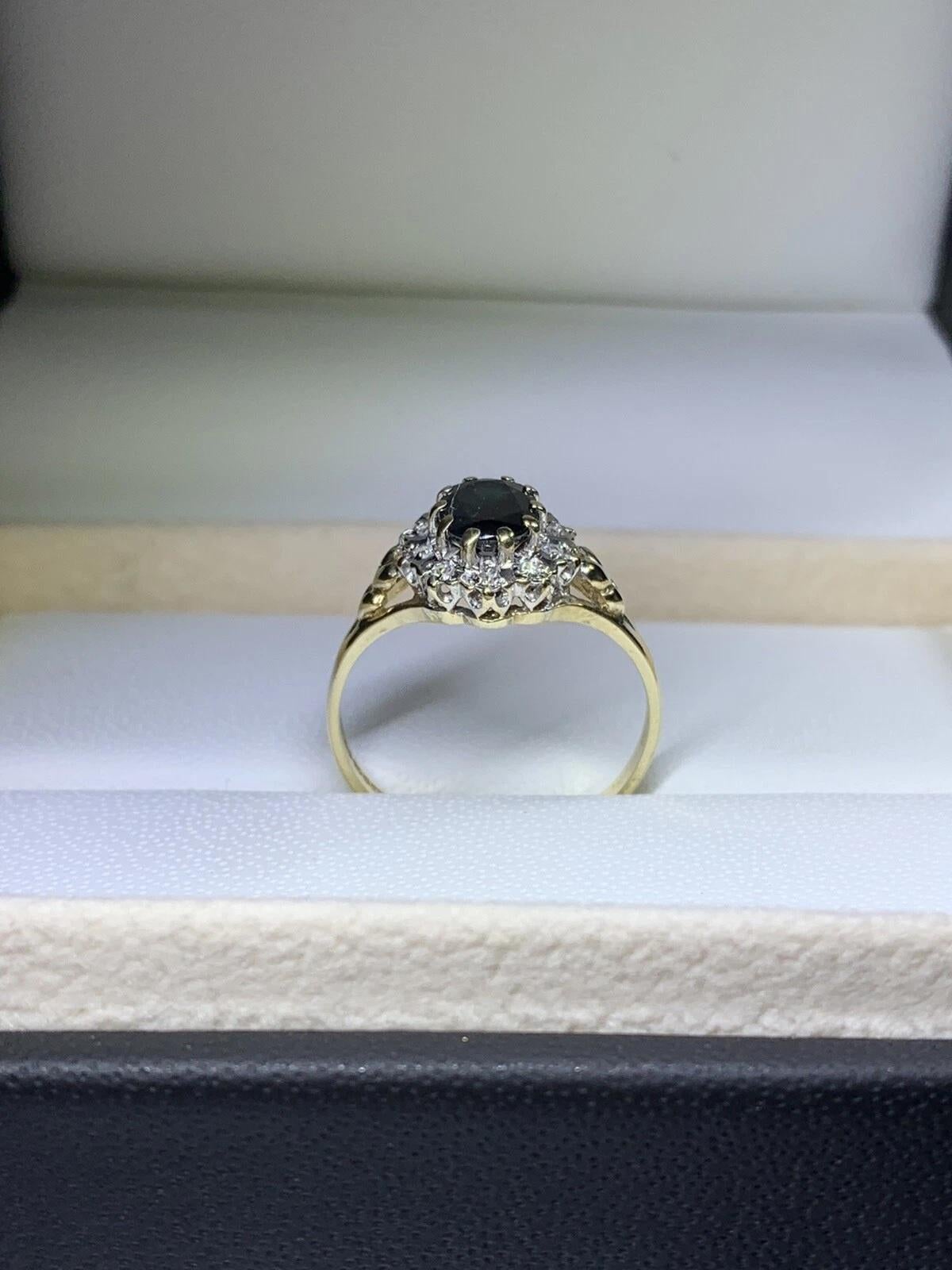 Bague de fiançailles antique en or jaune 9ct avec halo de saphir et diamant de 1,20ct. Neuf - En vente à London, GB