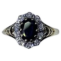 Anillo de compromiso antiguo con halo de diamantes y zafiro de 1,20 ct en oro amarillo de 9 ct.