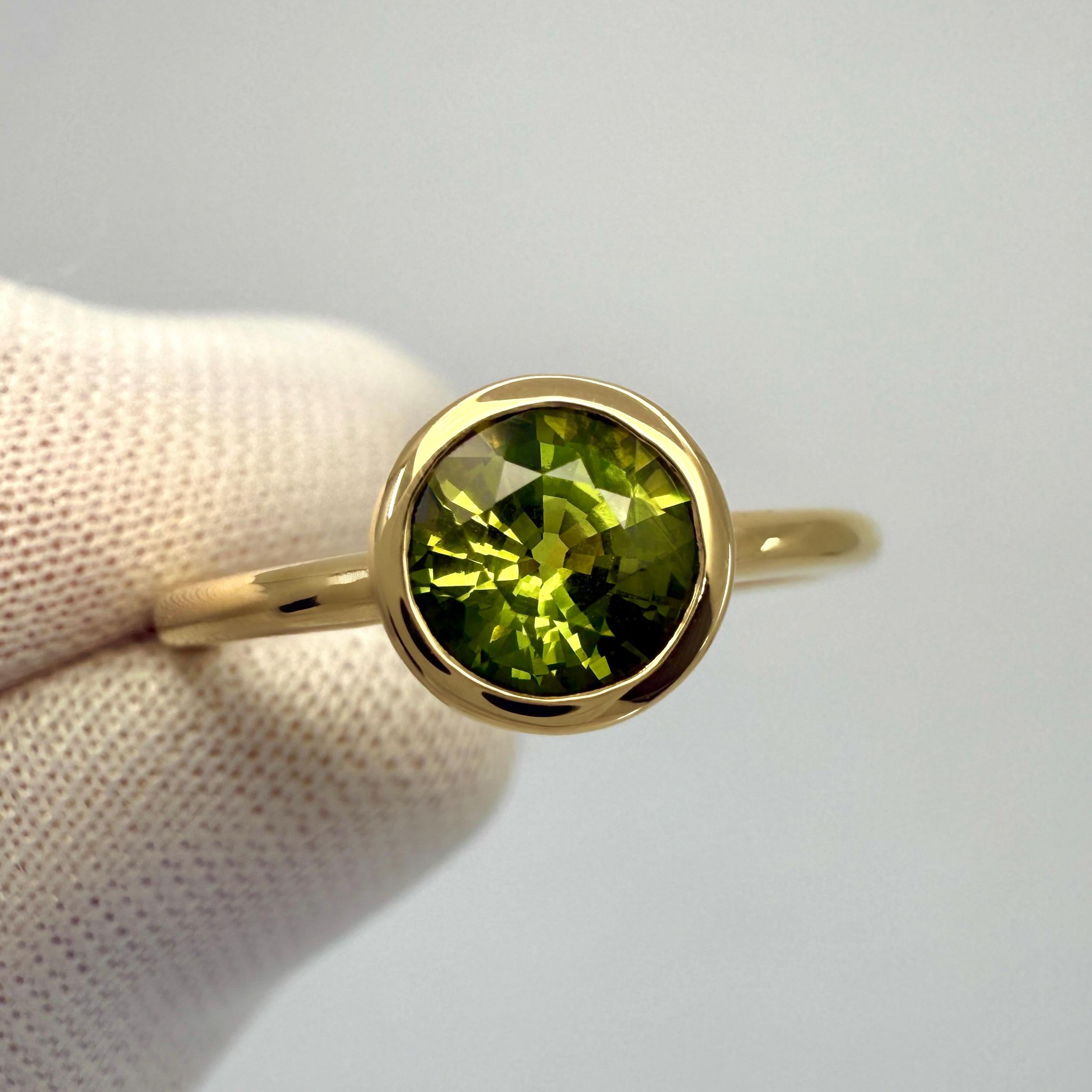 Nature Saphir australien vert vif Bague solitaire en or jaune 18 carats avec chaton.

Saphir australien de 1,20 carat d'une superbe couleur vert vif. Le saphir présente également une excellente clarté, une pierre très propre. VS.
Il présente