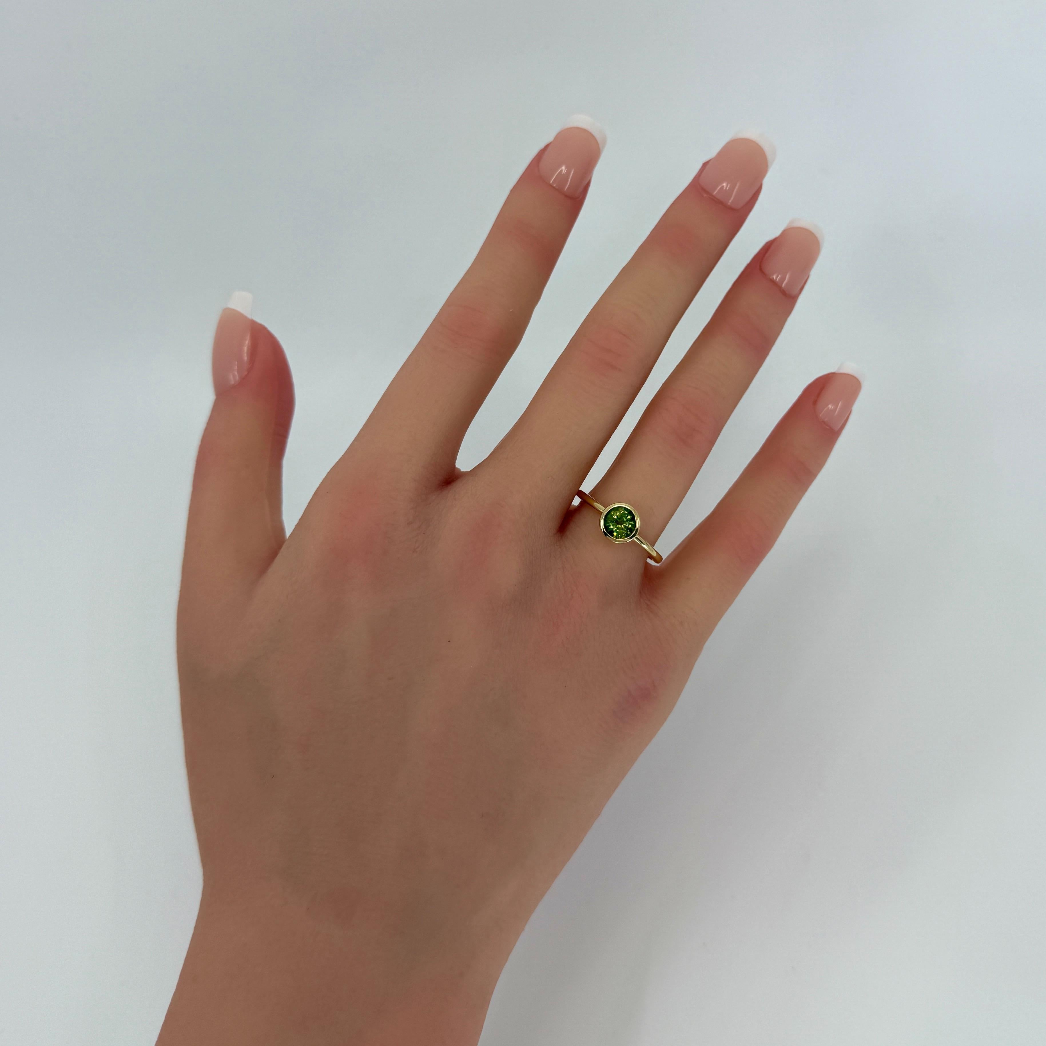 Taille ronde 1.20ct Vivid Green Sapphire Round Cut Solitaire Bezel Set en or jaune 18k en vente