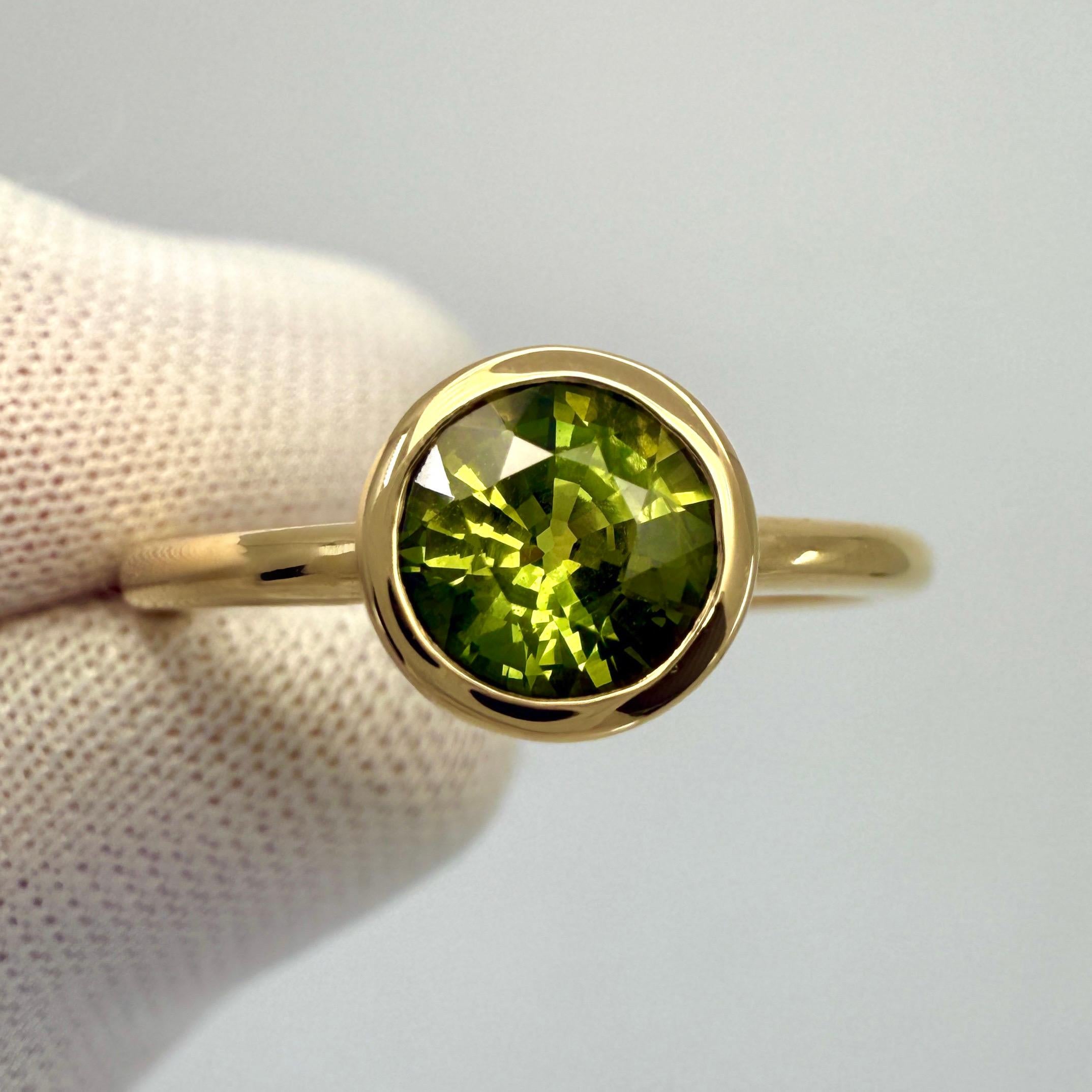 1.20ct Vivid Green Sapphire Round Cut Solitaire Bezel Set en or jaune 18k Neuf - En vente à Birmingham, GB